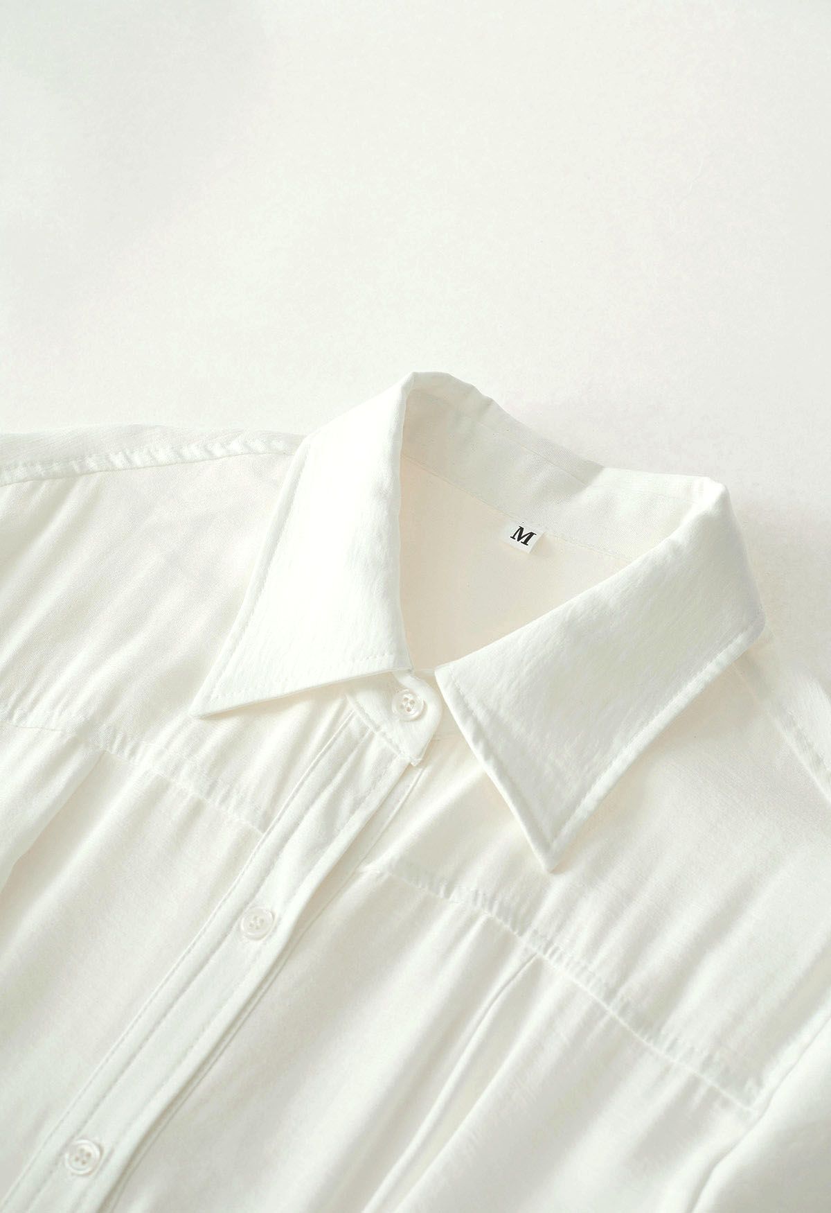 Gerafftes Hemdkleid mit Ausschnitt an der Taille in Weiß