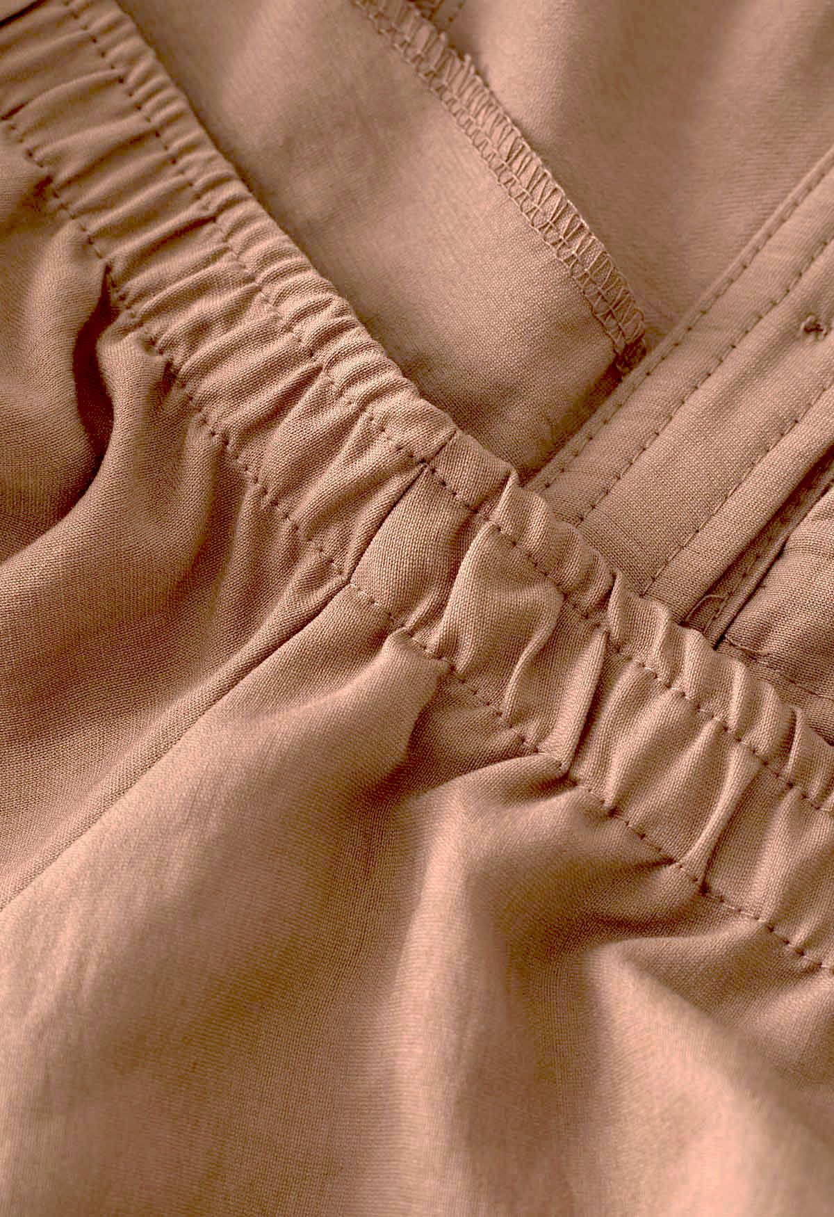 Gerafftes Hemdkleid mit Ausschnitt an der Taille in Hellbraun