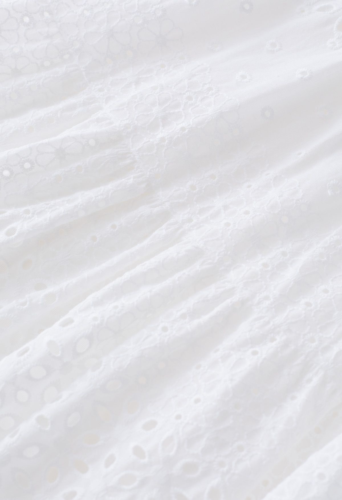 Midirock aus Baumwolle mit Floret-Stickerei und Ösen in Weiß