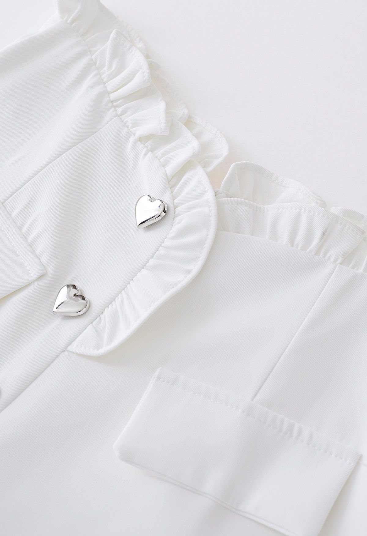 Herzförmige Shorts mit Knöpfen und Rüschenbesatz in Weiß