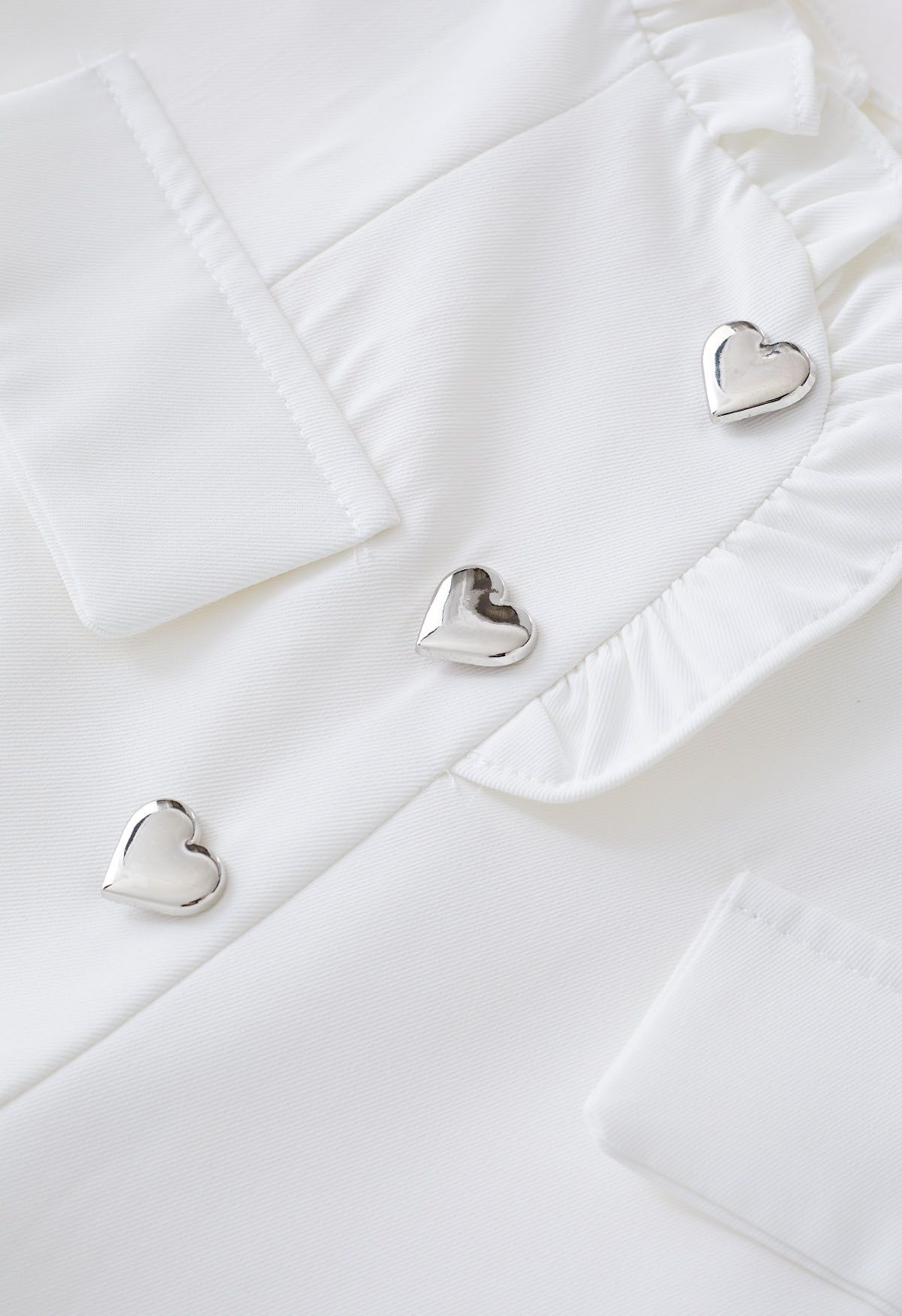 Herzförmige Shorts mit Knöpfen und Rüschenbesatz in Weiß