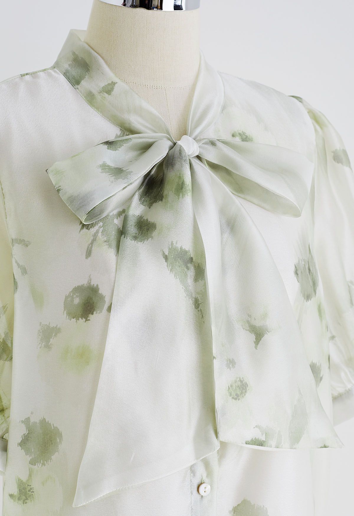 Transparentes Hemd mit Schleife und Aquarellblumenmuster in Grün