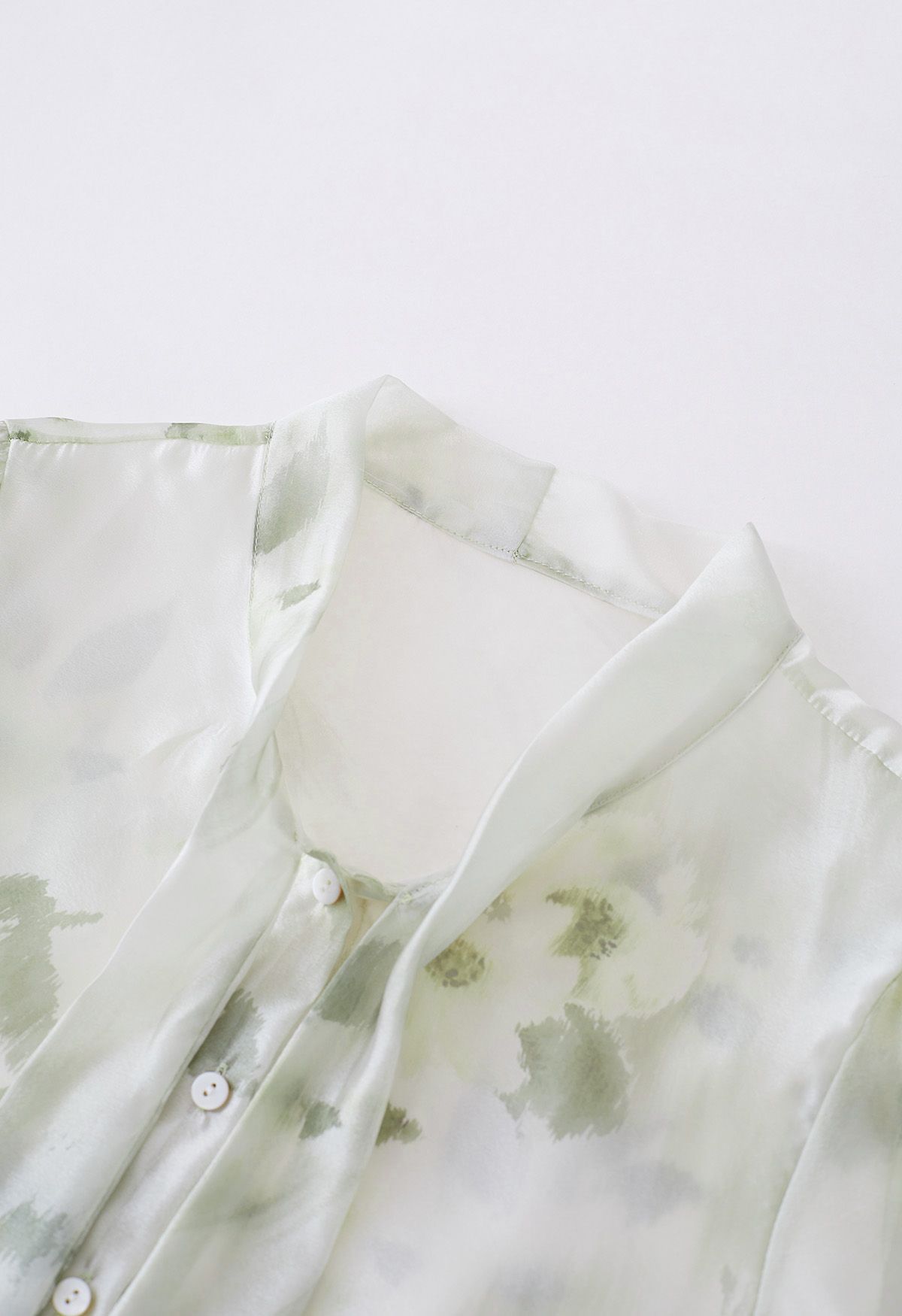 Transparentes Hemd mit Schleife und Aquarellblumenmuster in Grün