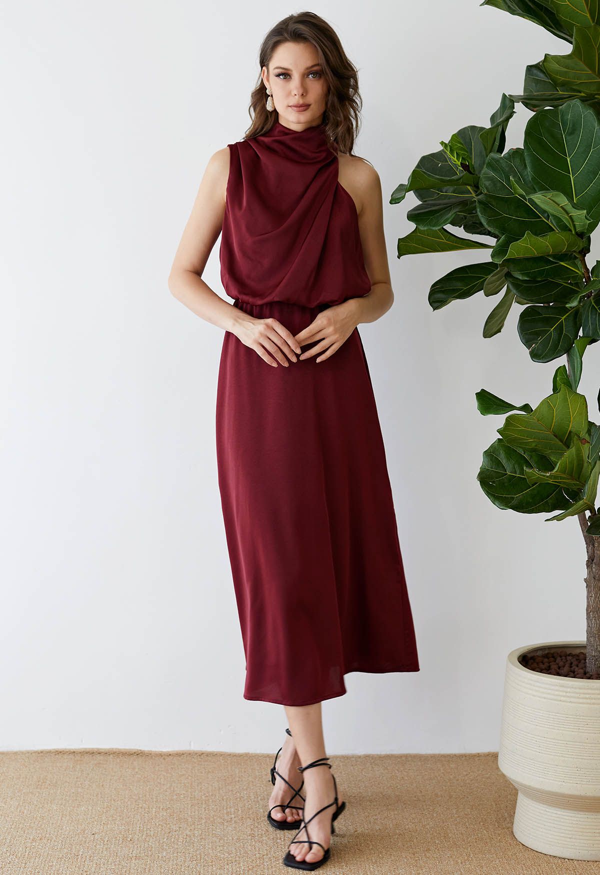 Asymmetrisches ärmelloses Kleid mit gerüschtem Ausschnitt in Burgund