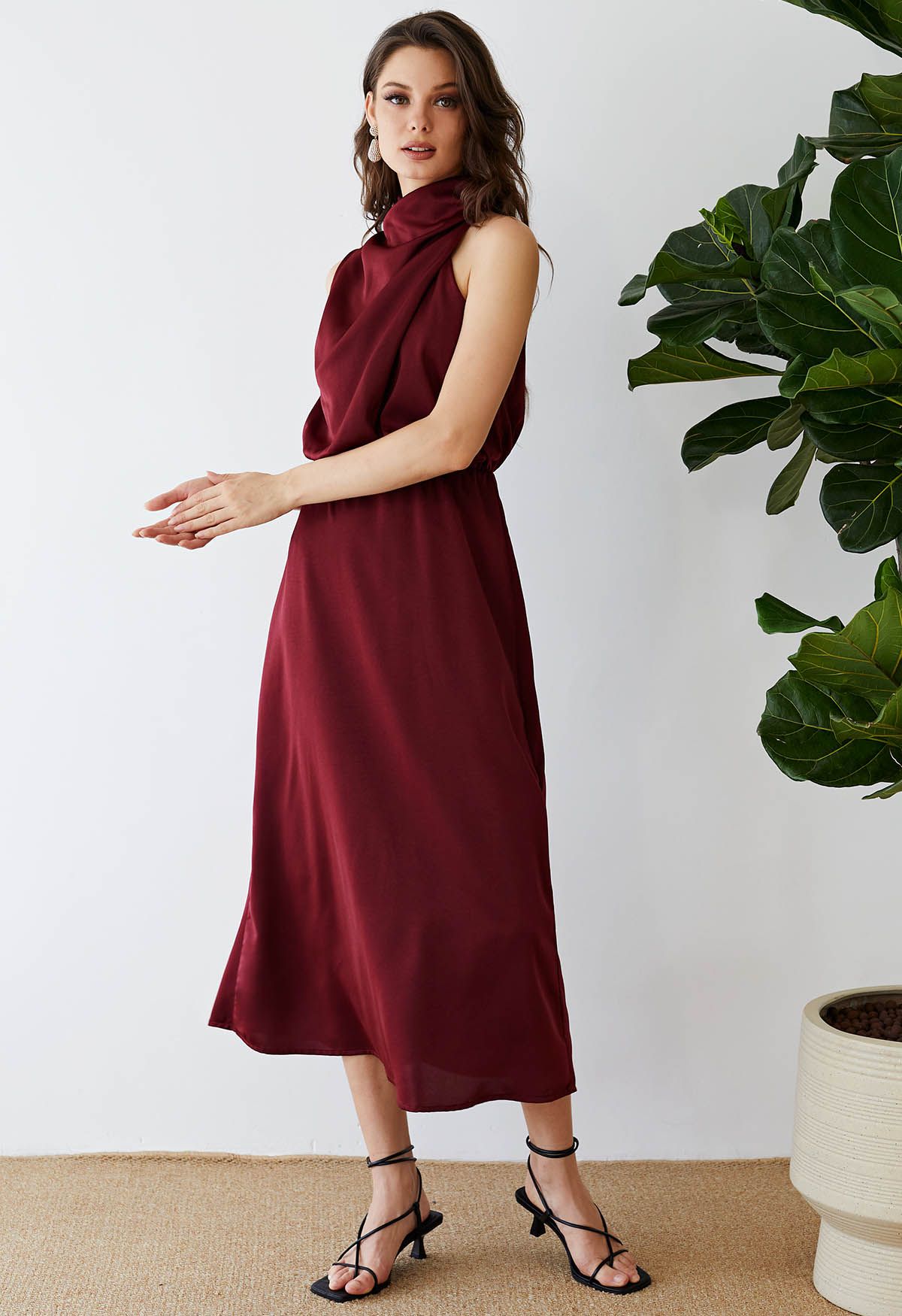 Asymmetrisches ärmelloses Kleid mit gerüschtem Ausschnitt in Burgund