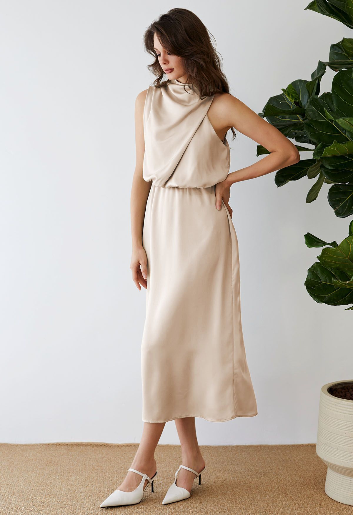 Asymmetrisches ärmelloses Kleid mit gerüschtem Ausschnitt in Apricot