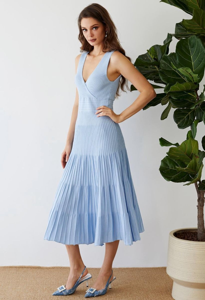 Ärmelloses Strick-Midikleid mit Cut-out-Rücken und Faux-Wrap in Blau