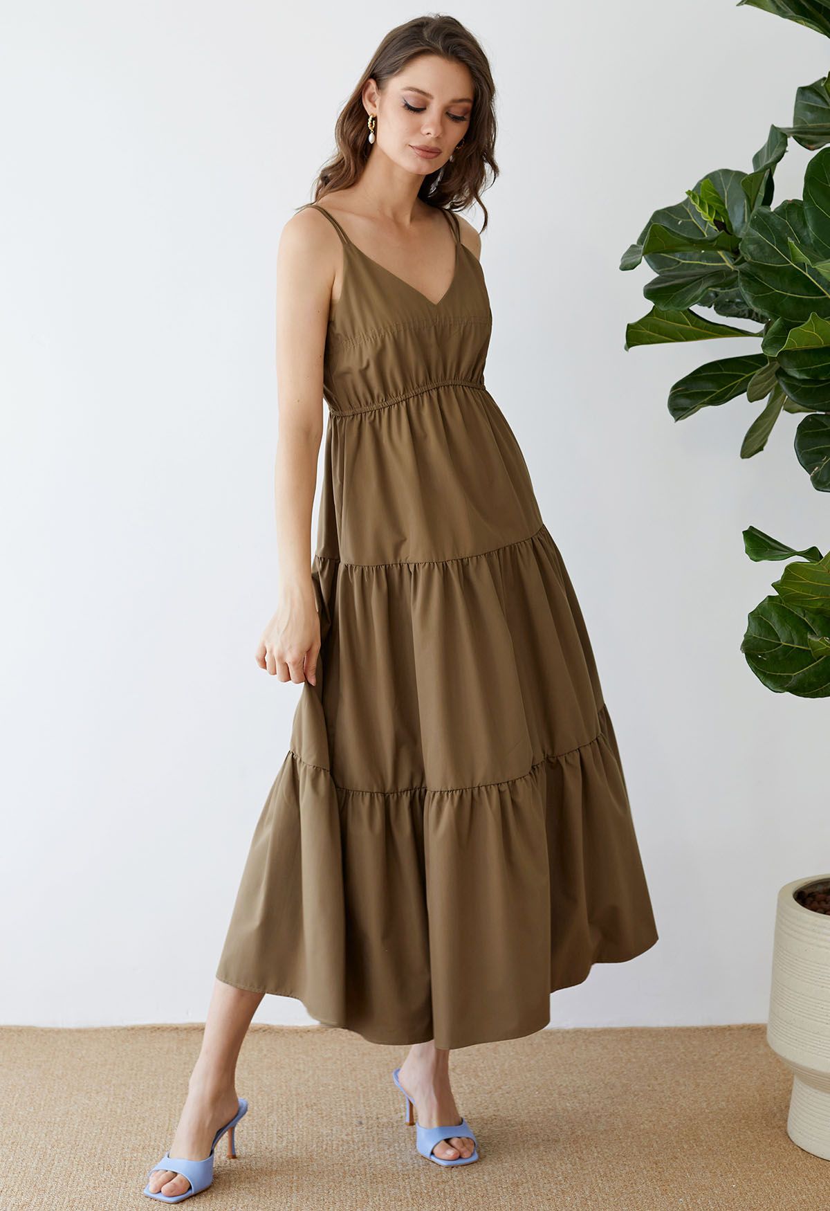 Cami-Kleid mit doppelten Trägern und Rückenschnürung in Braun