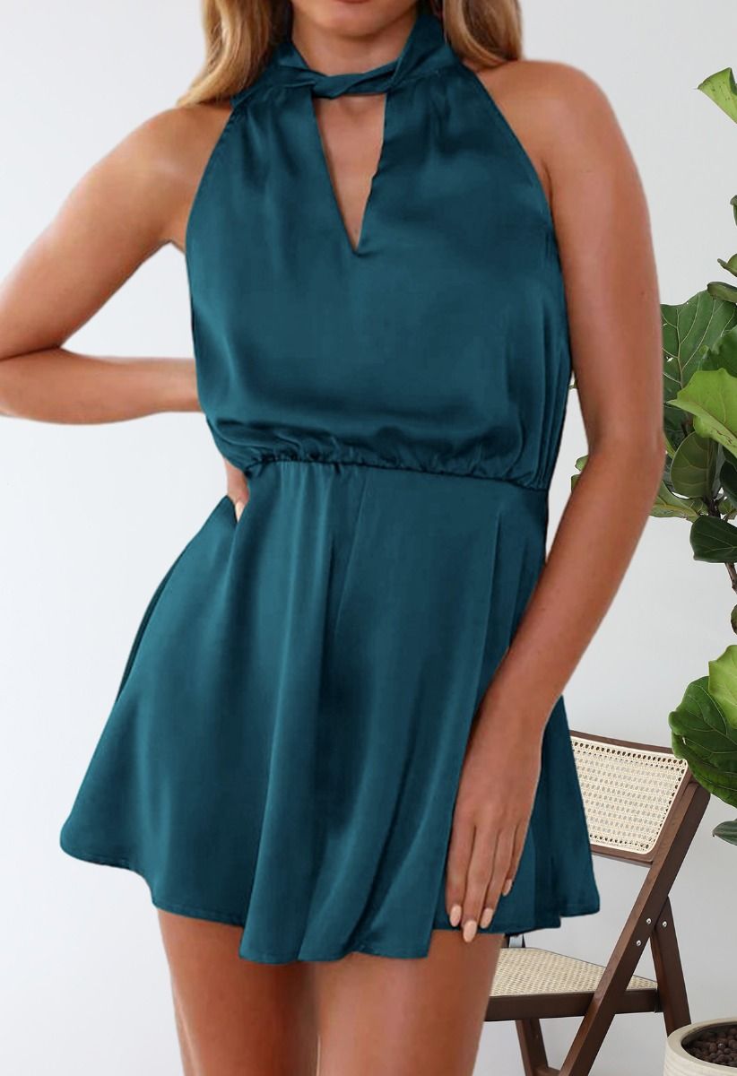 Neckholder-Playsuit aus Satin mit Ausschnitt in Blaugrün