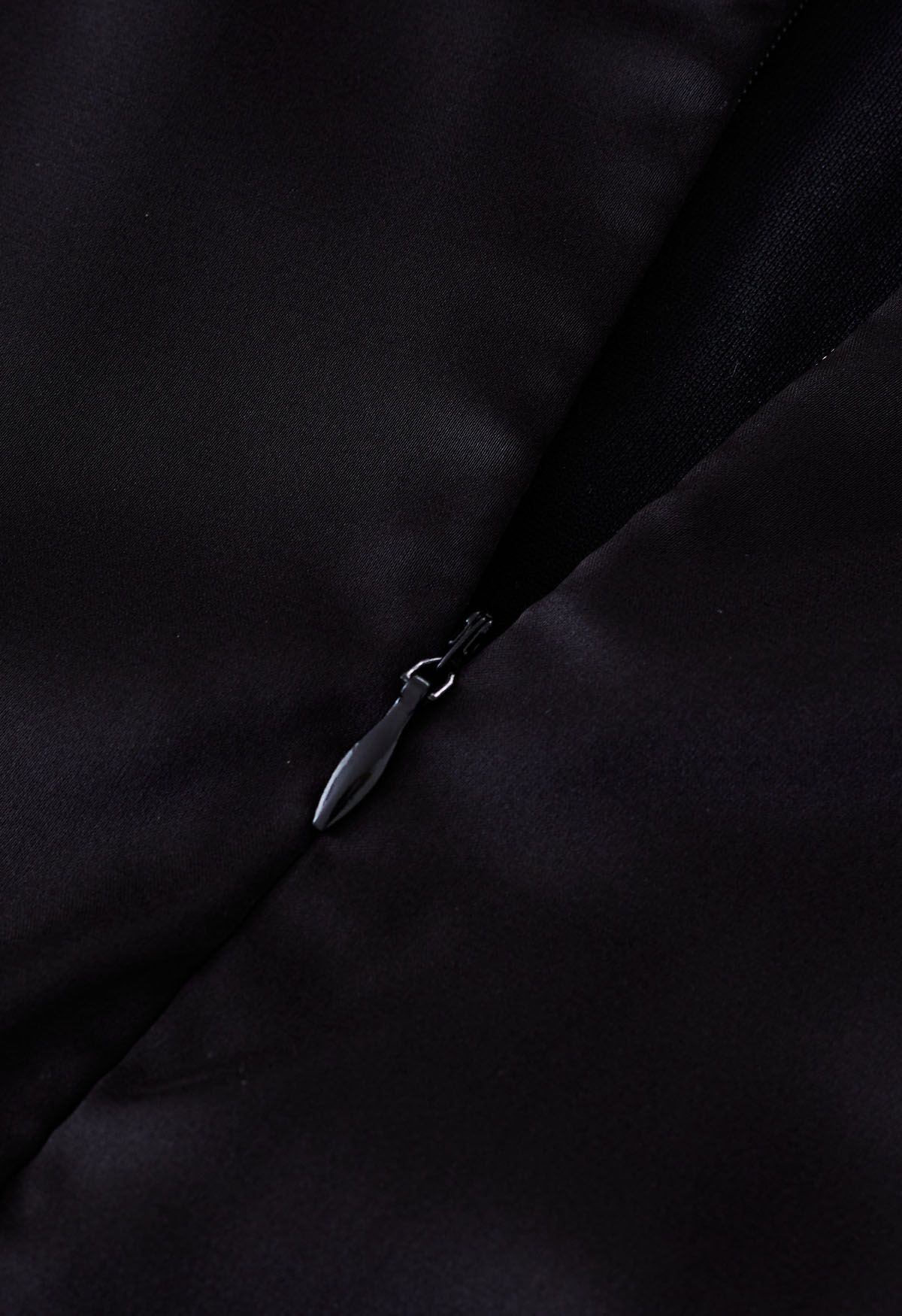 Ärmelloser Playsuit aus Satin mit asymmetrischem Rüschenausschnitt in Schwarz