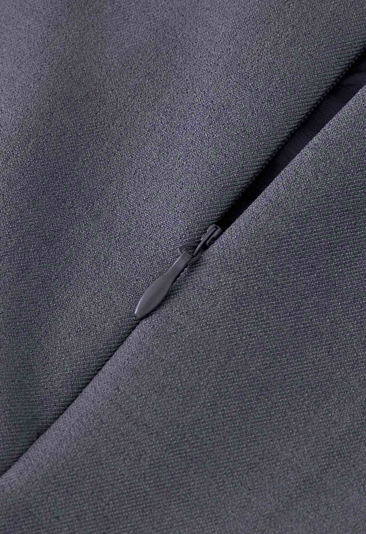 Minirock mit plissierter Klappe und zwei Knöpfen in Grau