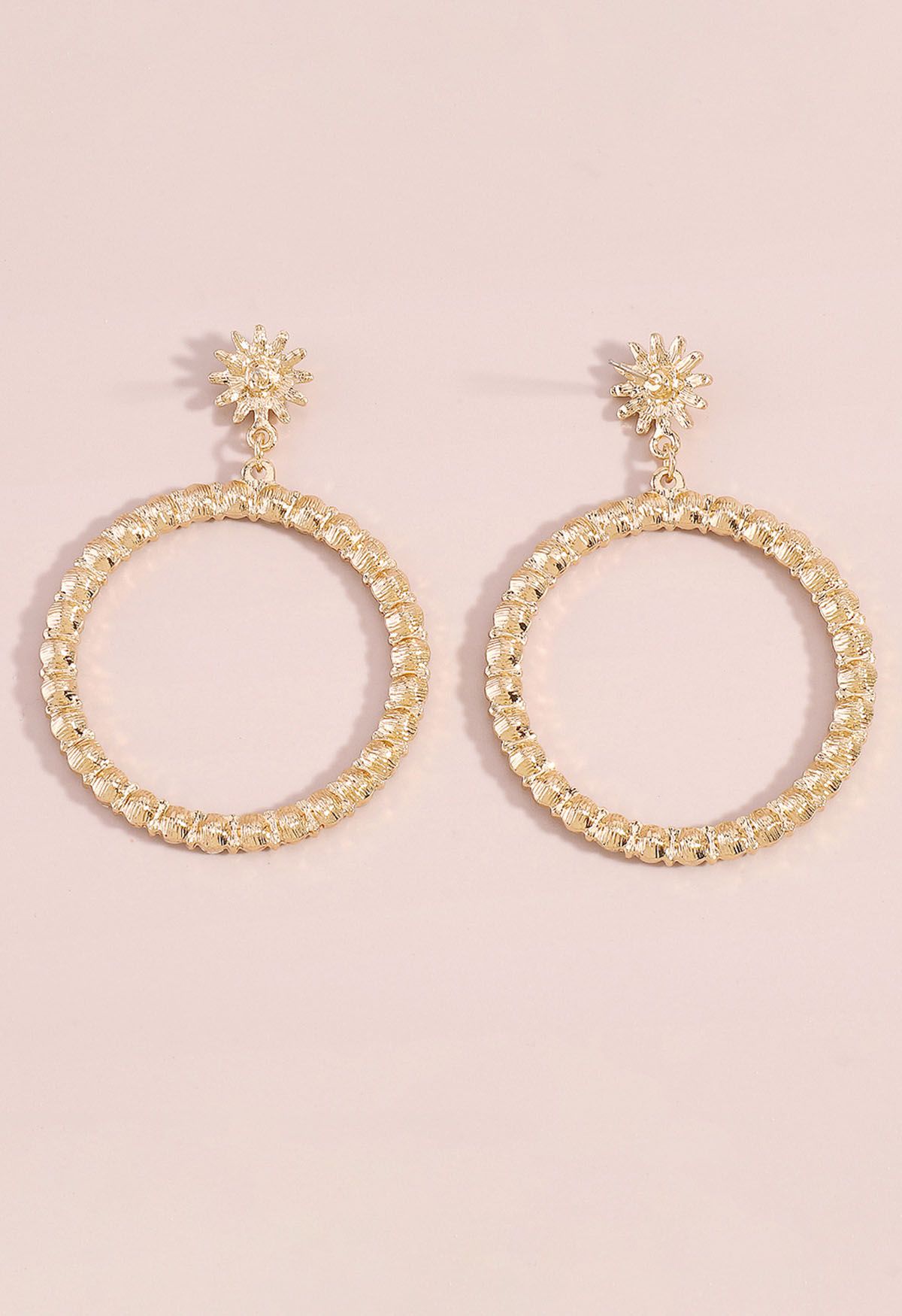 Ausgehöhlte Kreis-Ohrringe mit Strasssteinen in Gold