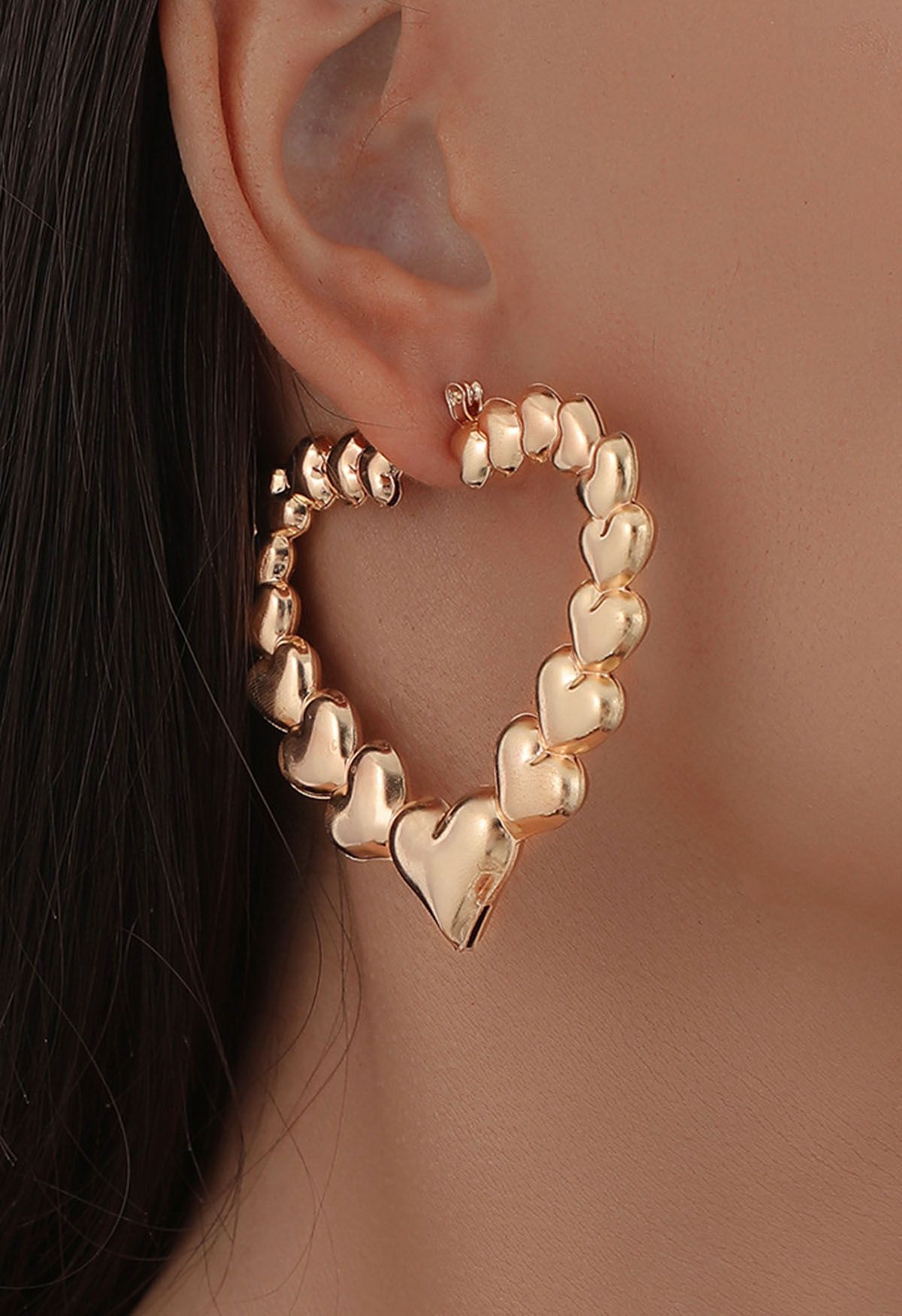 Ausgehöhlte Herz-Ohrringe aus Metall in Gold