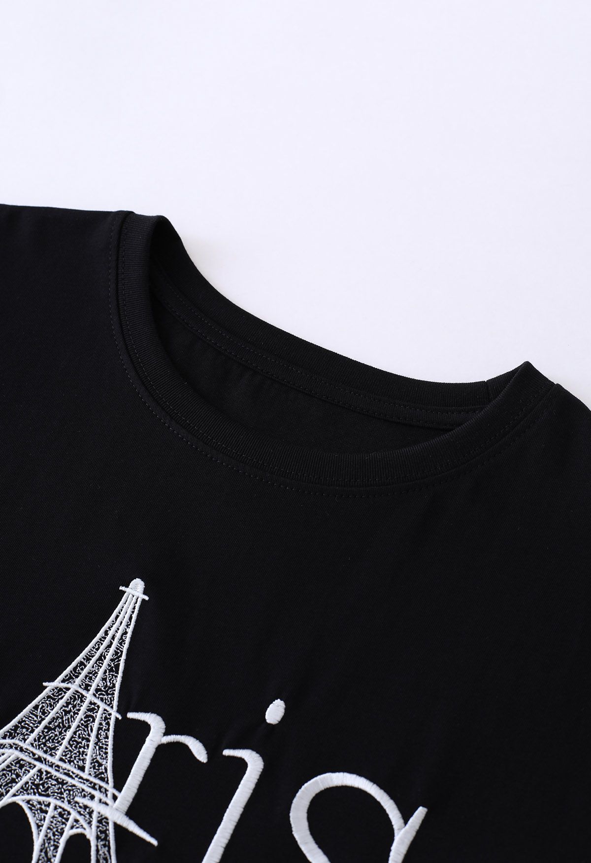 T-Shirt mit Rundhalsausschnitt und Eiffelturm-Stickerei in Schwarz
