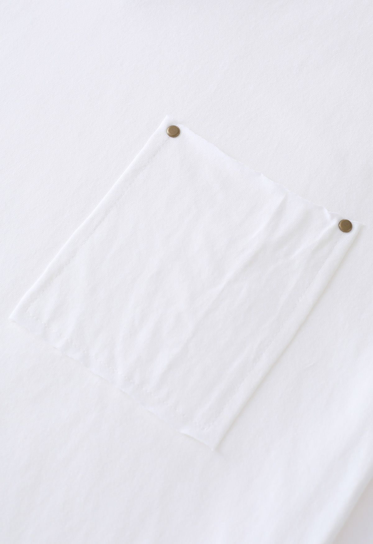 Rohschnitt-T-Shirt mit V-Ausschnitt und aufgesetzten Taschen in Weiß