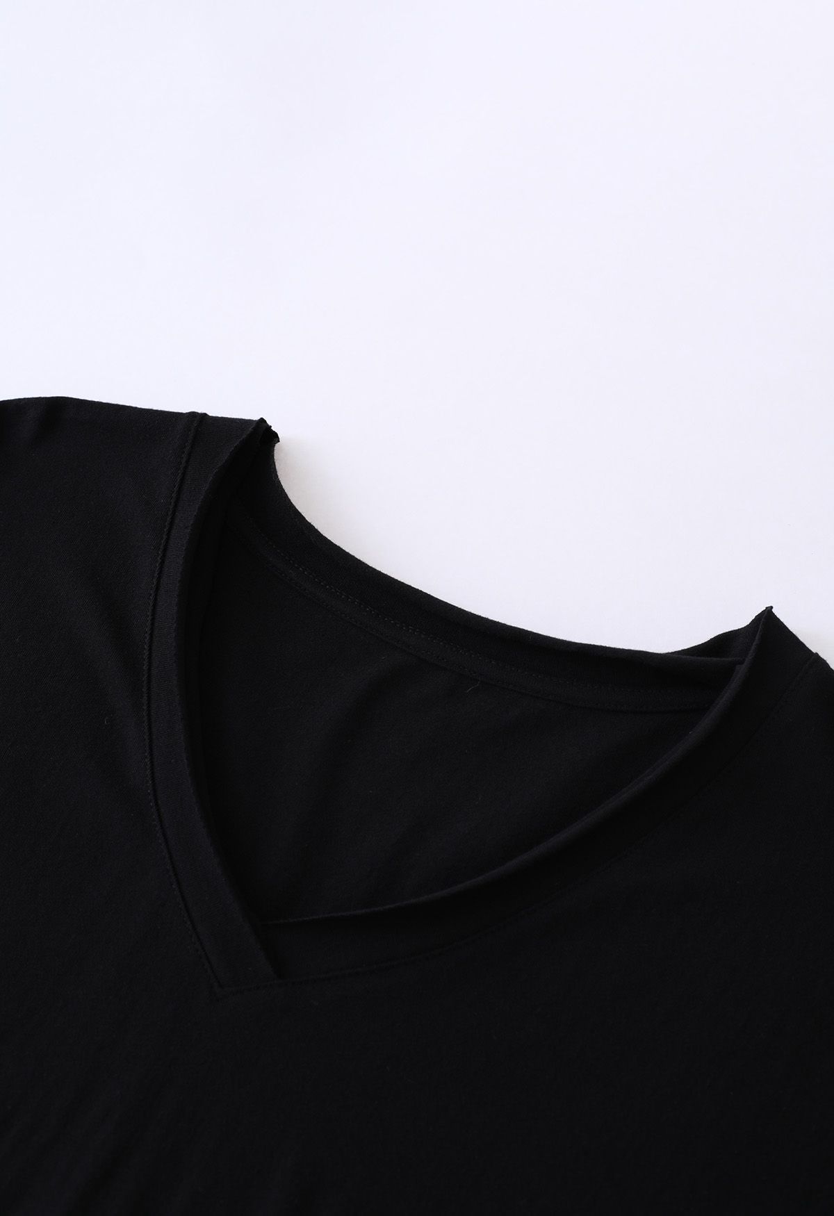 Roh geschnittenes T-Shirt mit V-Ausschnitt und aufgesetzten Taschen in Schwarz