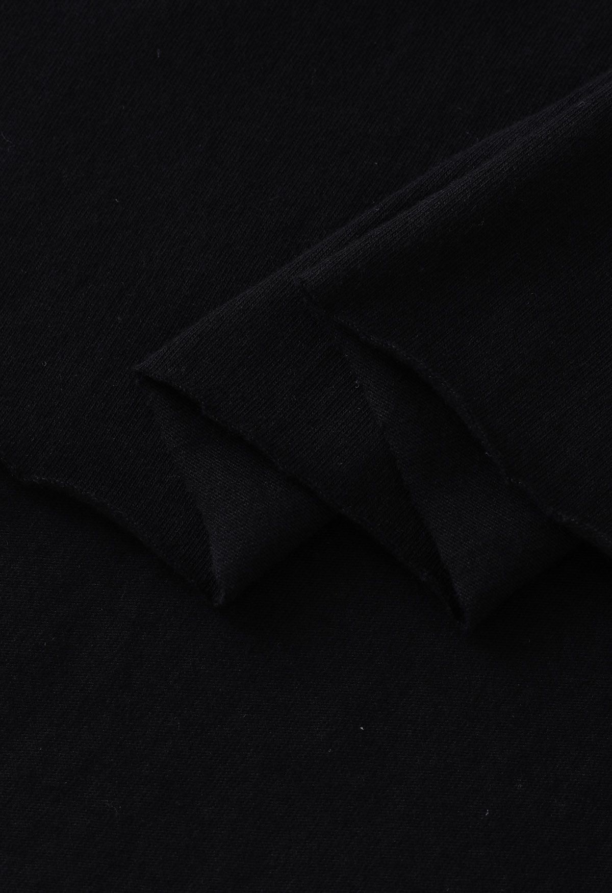 Roh geschnittenes T-Shirt mit V-Ausschnitt und aufgesetzten Taschen in Schwarz