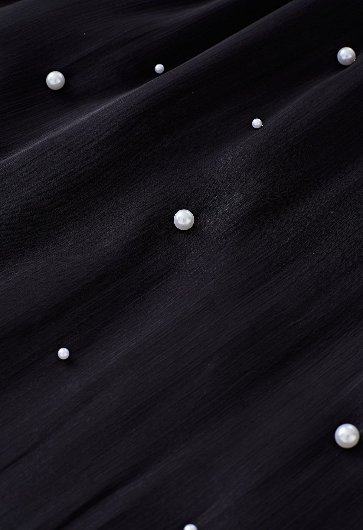 Unregelmäßiger Chiffonrock mit Perlenschimmer in Schwarz