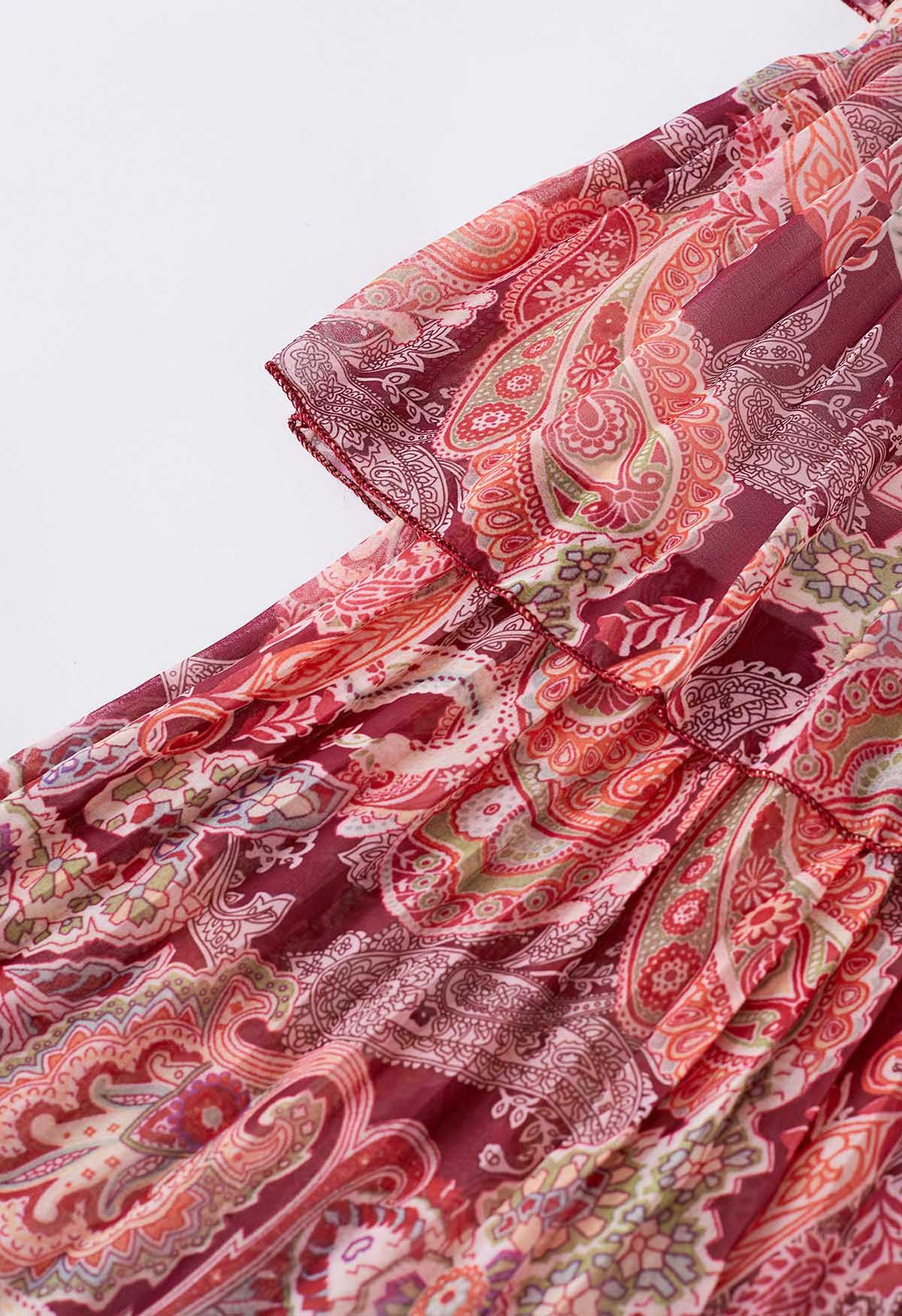 Gestuftes Chiffonkleid mit Paisley-Print und Gürtel in Rot