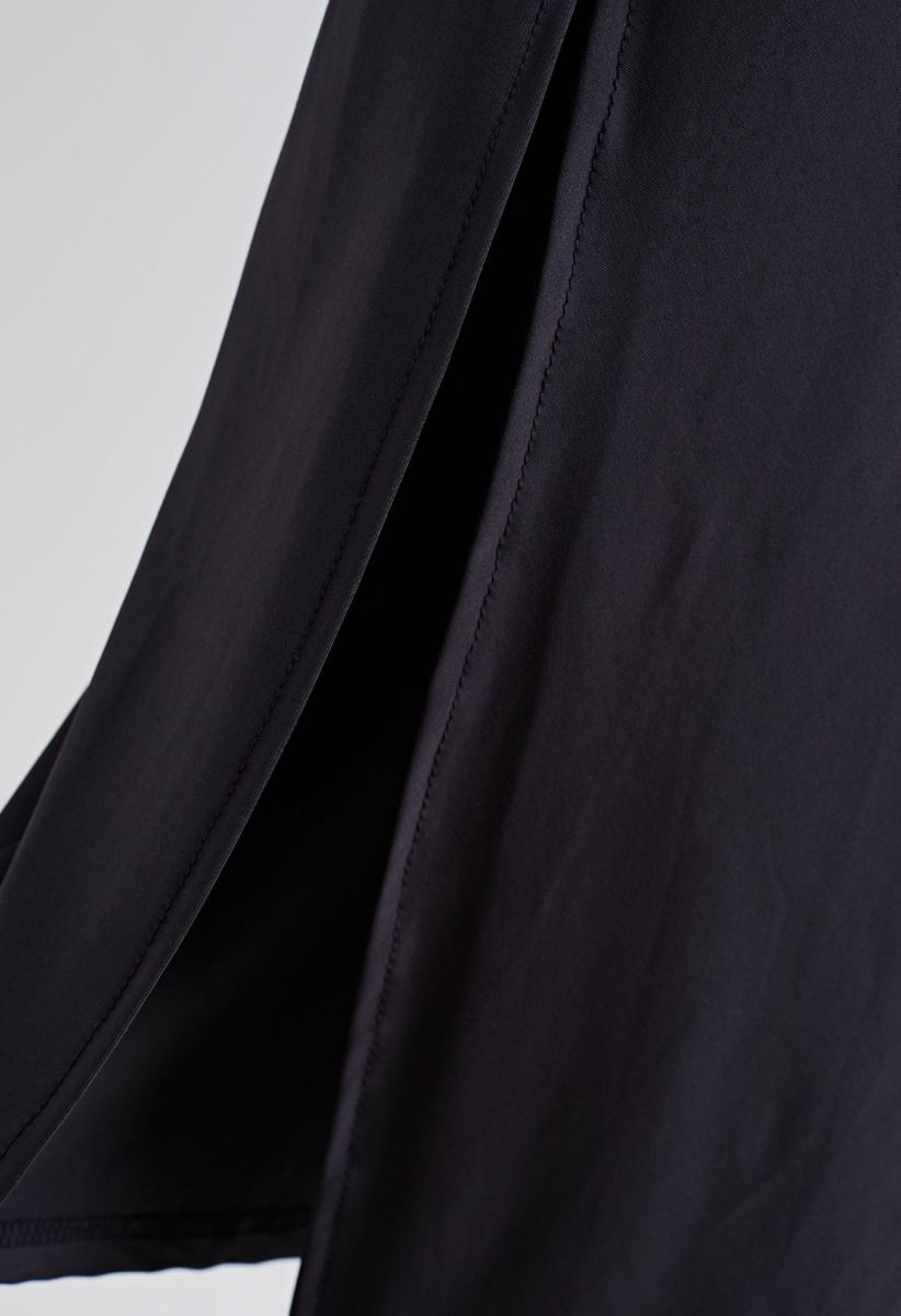 Gerafftes, figurbetontes Kleid mit Stehkragen und seitlichem Schlitz in Schwarz