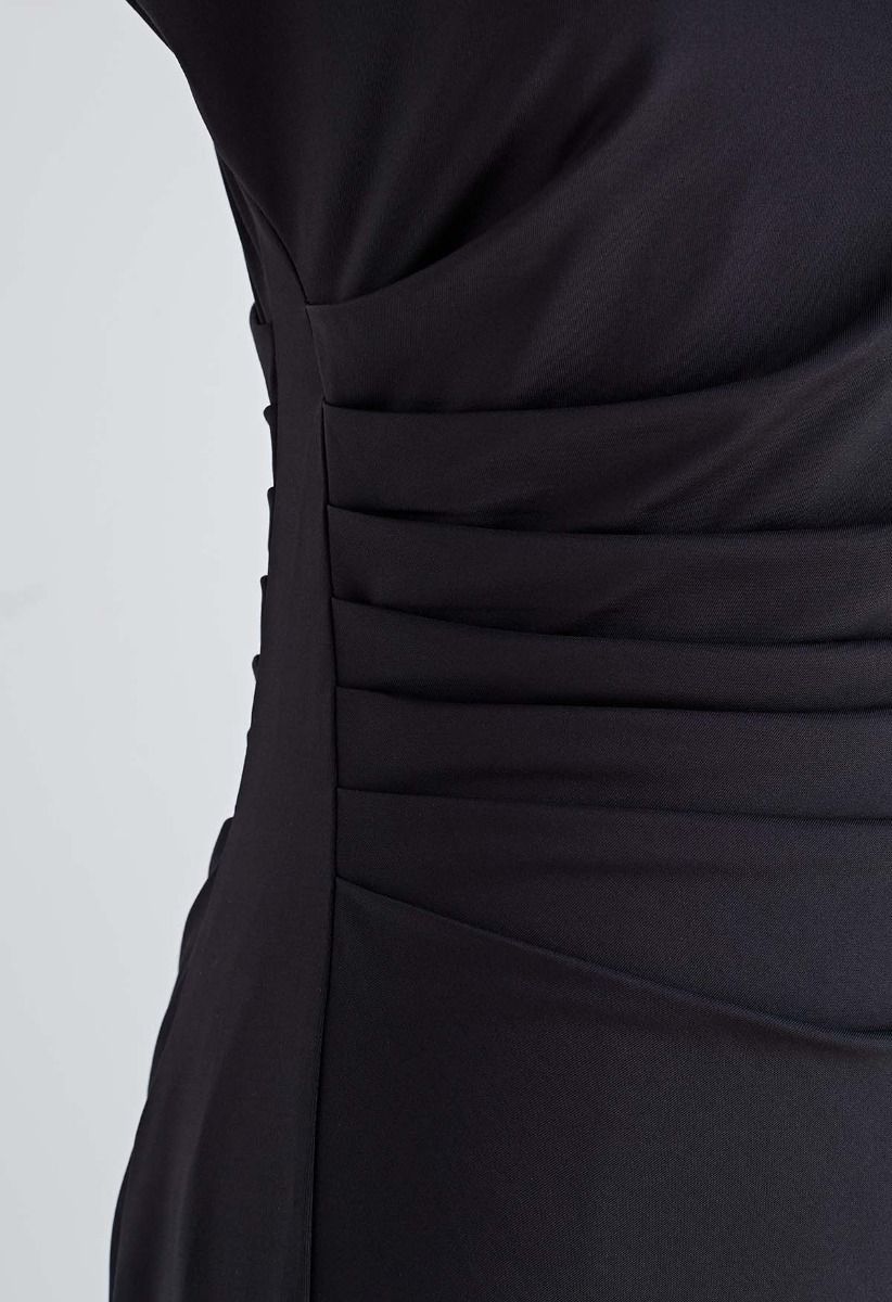 Gerafftes, figurbetontes Kleid mit Stehkragen und seitlichem Schlitz in Schwarz