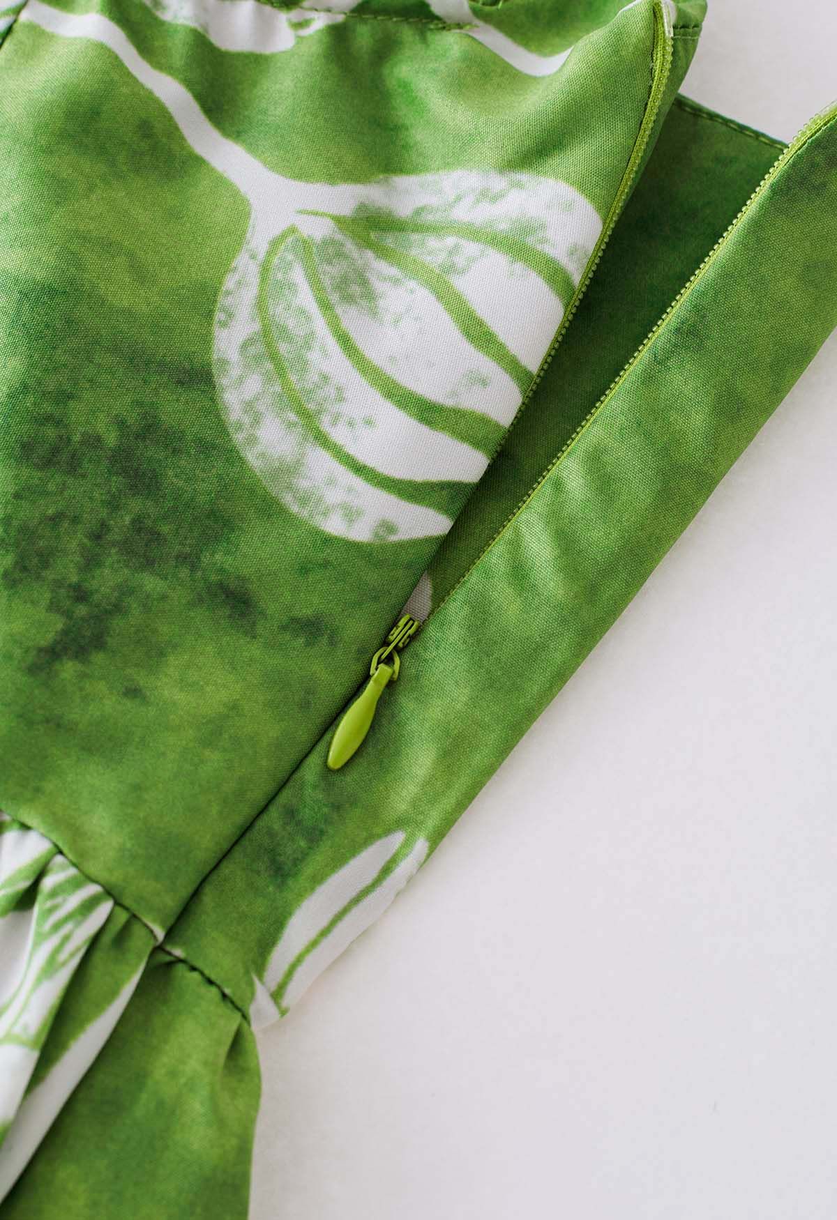 Grünes, mit Zwillingsblütenknospen bedrucktes Cami-Kleid