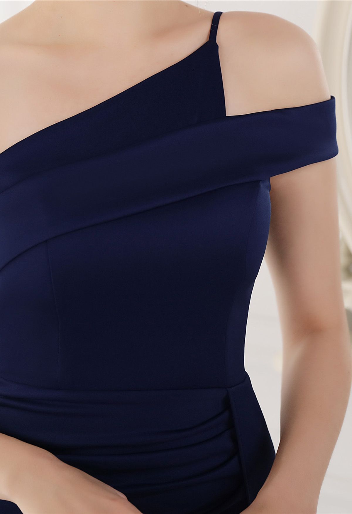 One-Shoulder-Kleid im Meerjungfrau-Stil aus Satin mit hohem Schlitz in Marineblau