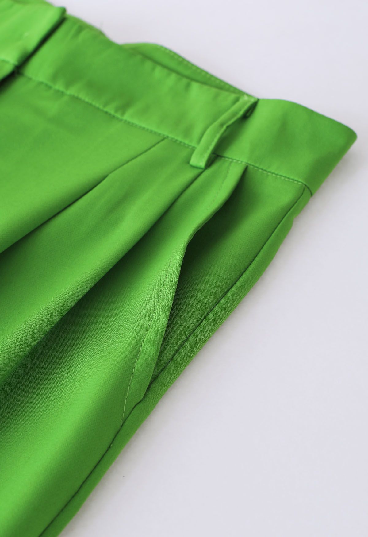 Grasgrüne Hose mit geradem Bein und Faltendetail