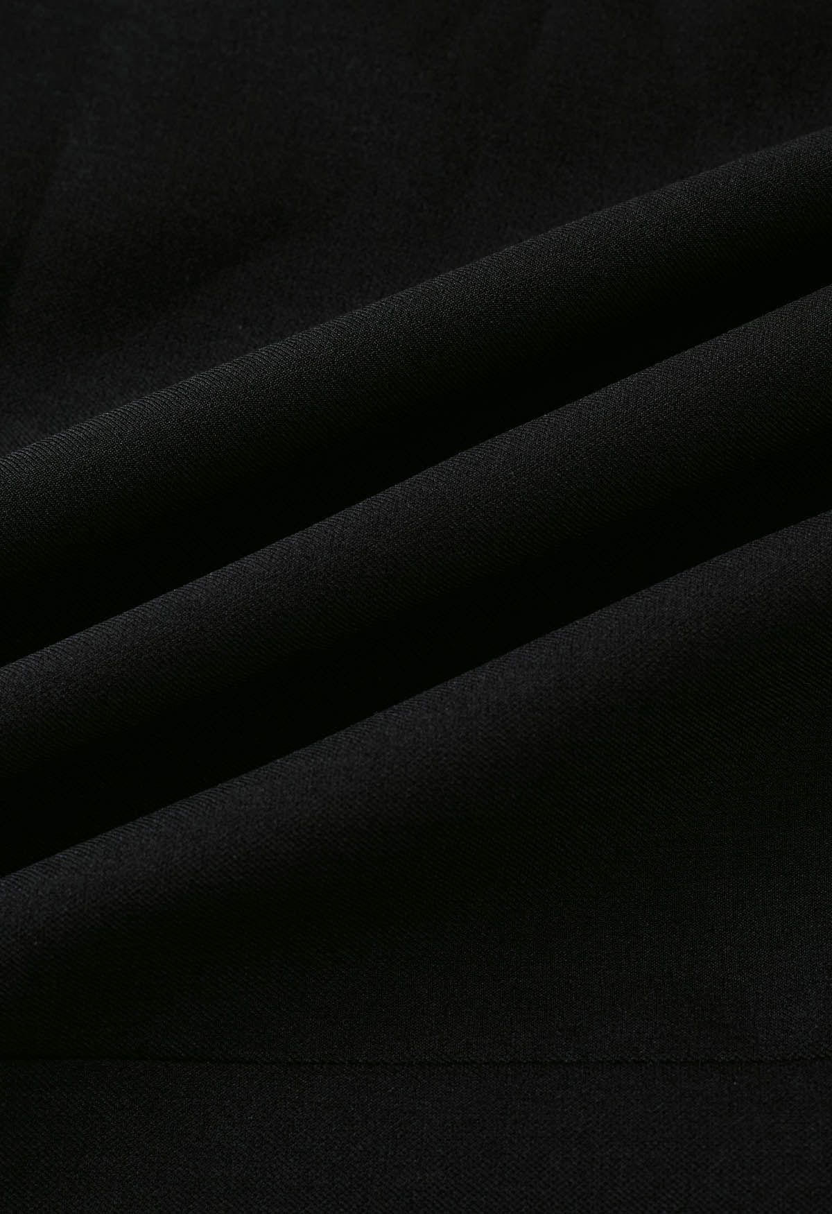 Wickelblazerkleid mit spitzem Revers und Knöpfen in Schwarz