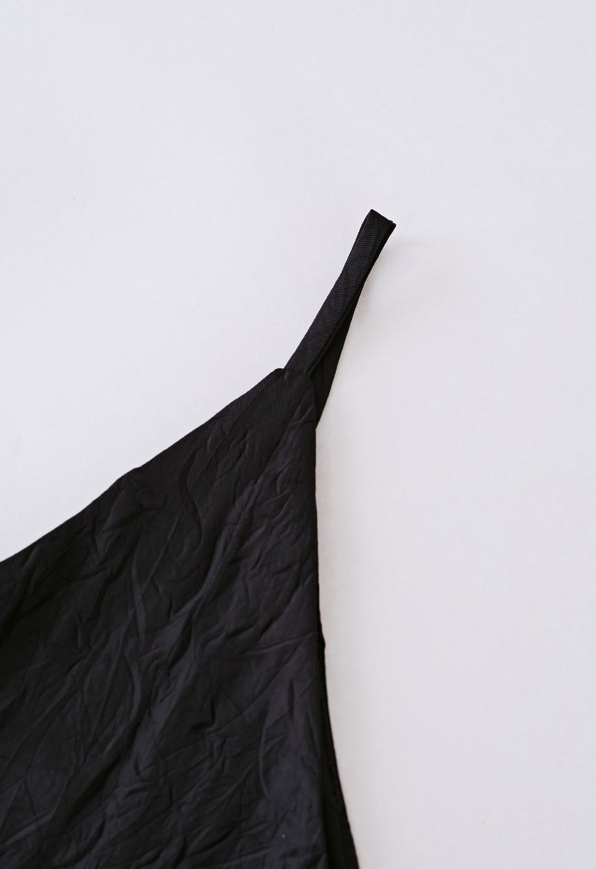 Cami-Top mit V-Ausschnitt und geprägter Textur in Schwarz