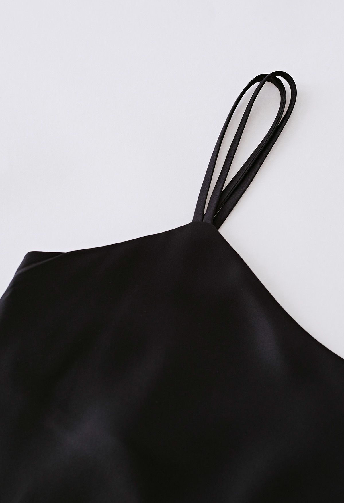Cami-Kleid aus Satin mit doppelten Trägern in Schwarz