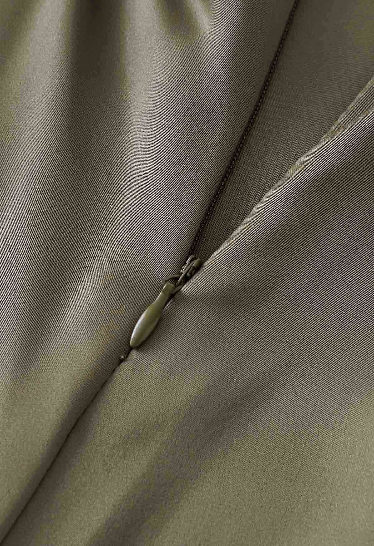 Cami-Kleid aus gedrehtem Satin mit herzförmigem Ausschnitt in Olivgrün