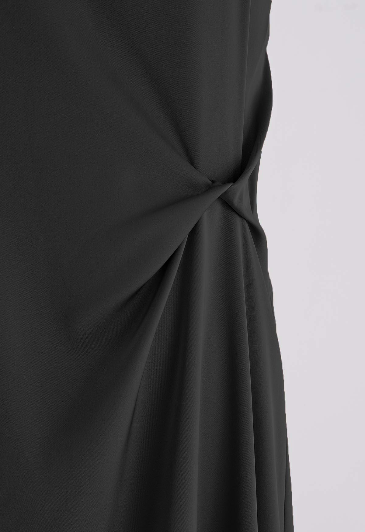 Cami-Kleid aus gedrehtem Satin mit herzförmigem Ausschnitt in Schwarz