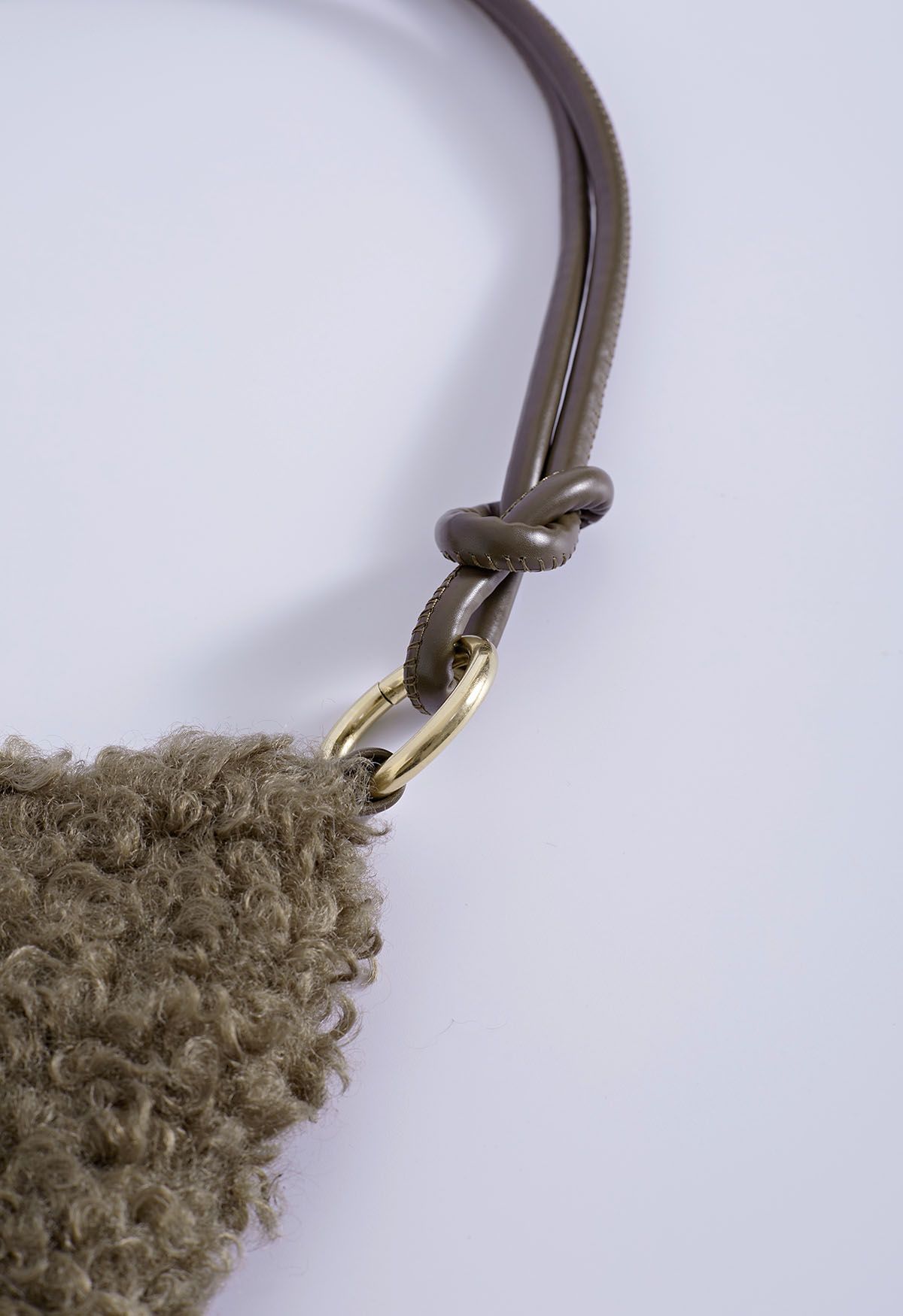 Schultertasche aus weicher Lammwolle mit doppeltem String in Khaki