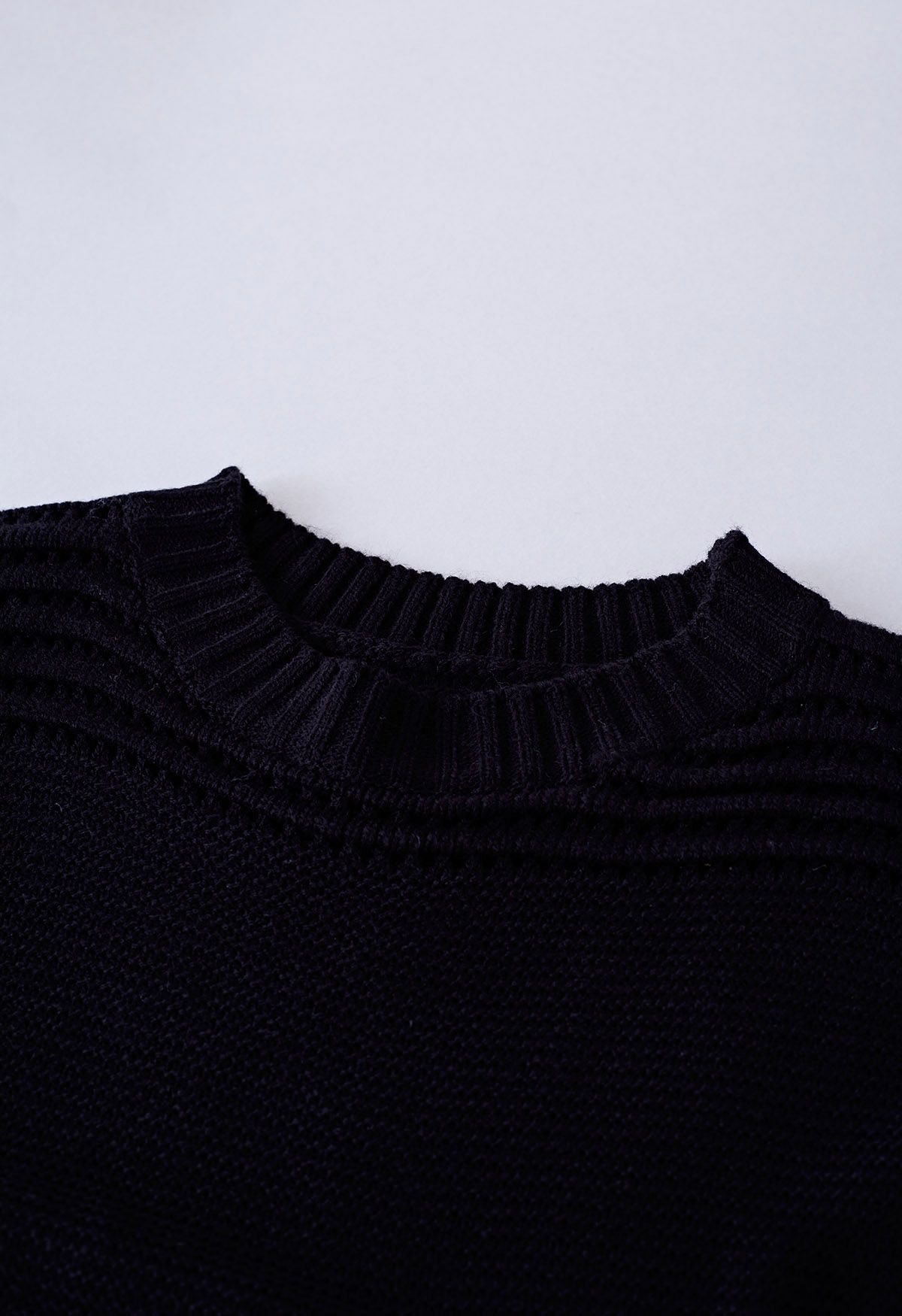 Streifengeprägter, durchbrochener Strickpullover in Schwarz