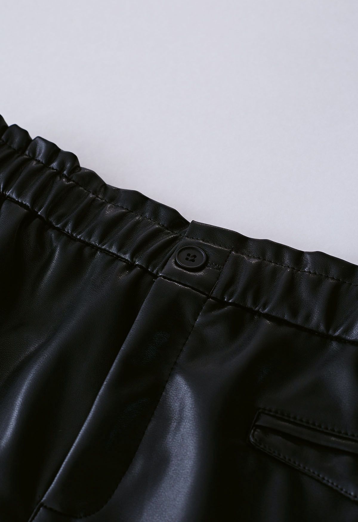 Minirock aus Kunstleder mit elastischem Bund in Schwarz