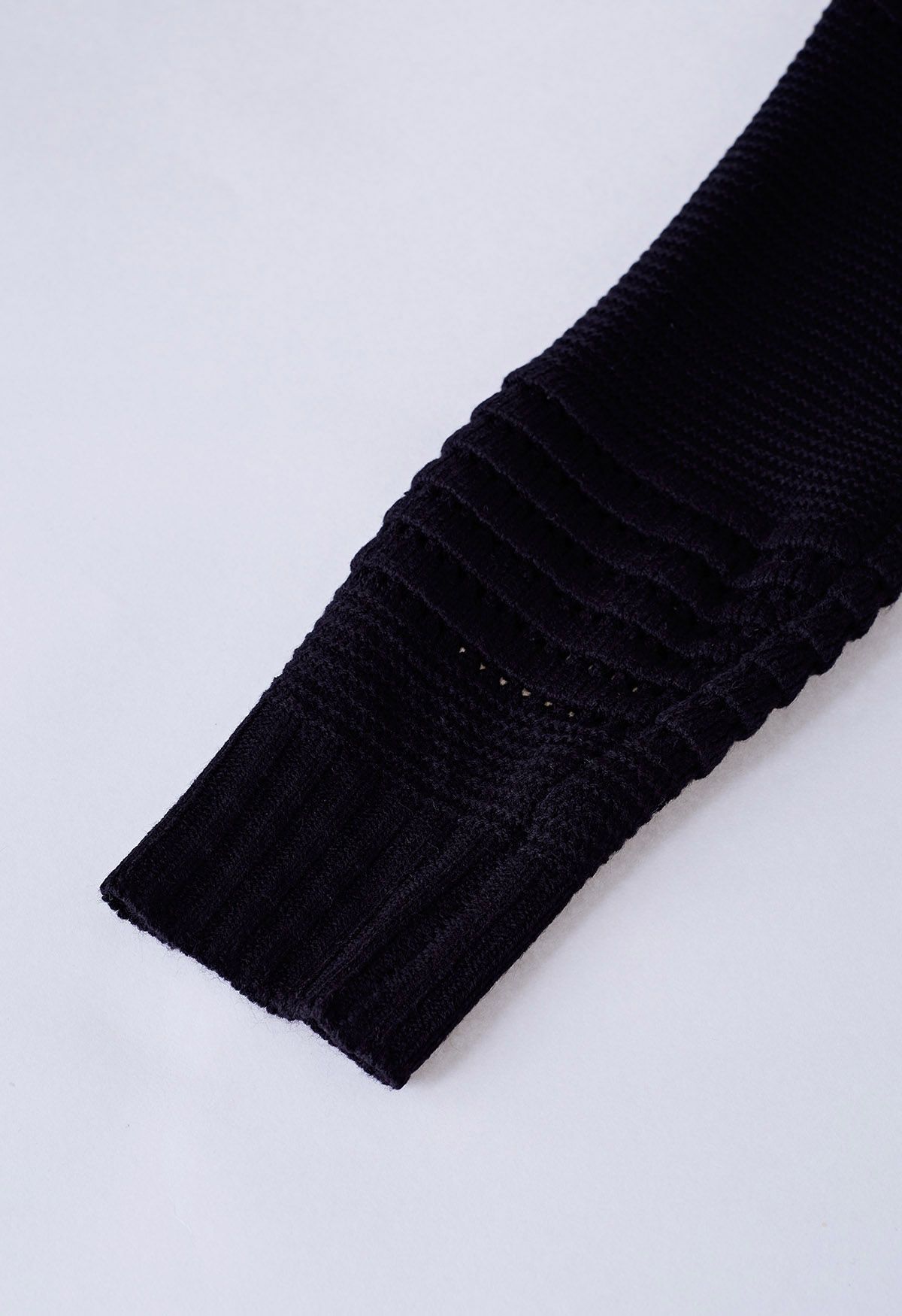 Streifengeprägter, durchbrochener Strickpullover in Schwarz