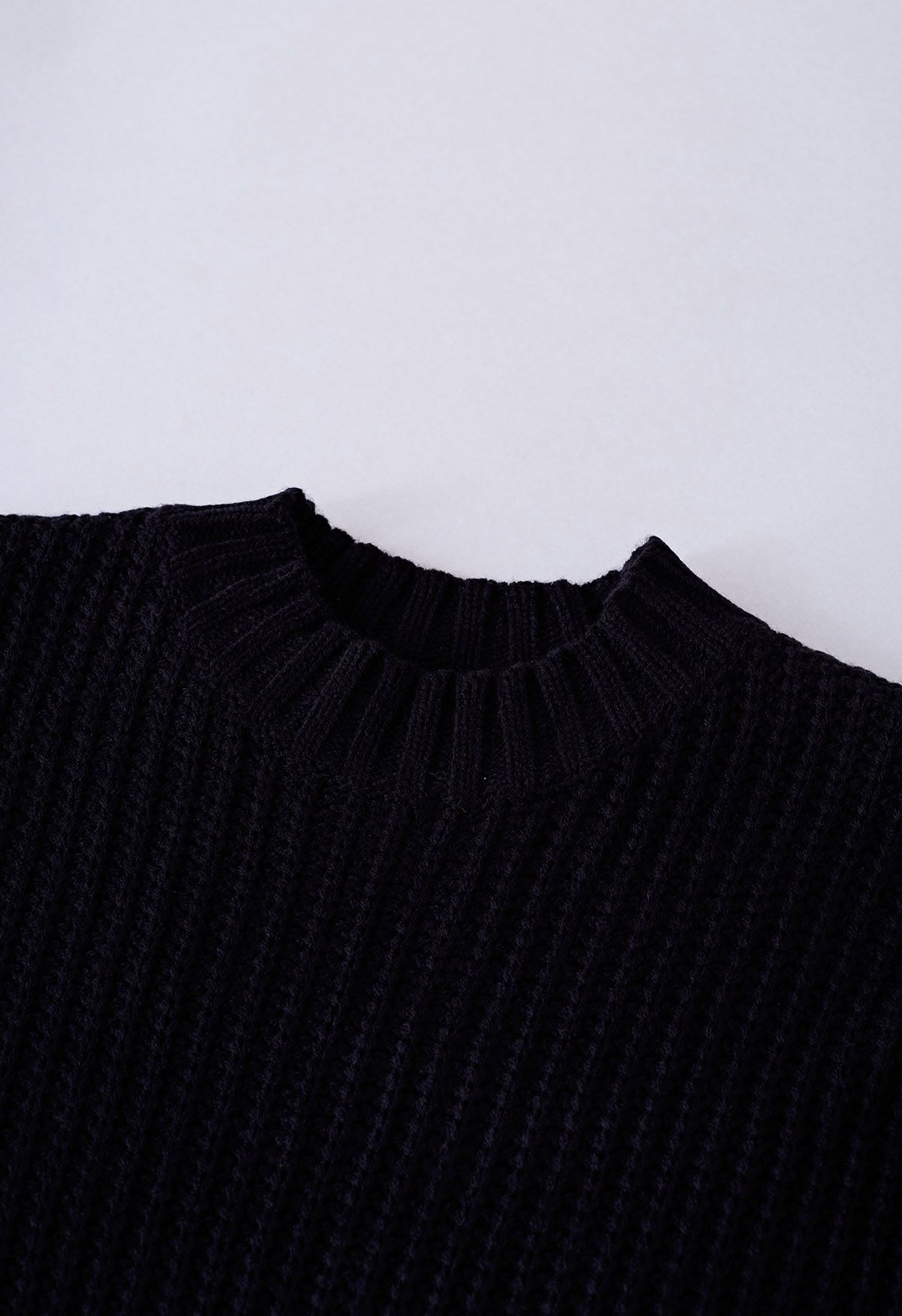 Verspielter, gepunkteter Crop-Pullover mit Puffärmeln in Schwarz