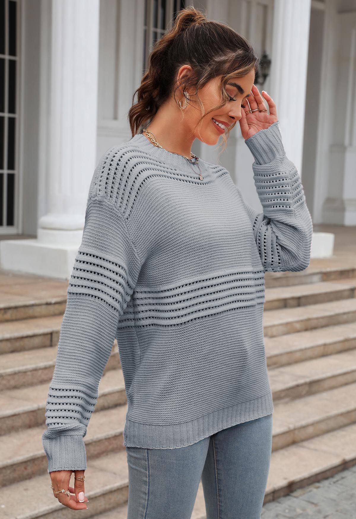 Gestreifter, durchbrochener Strickpullover in Grau