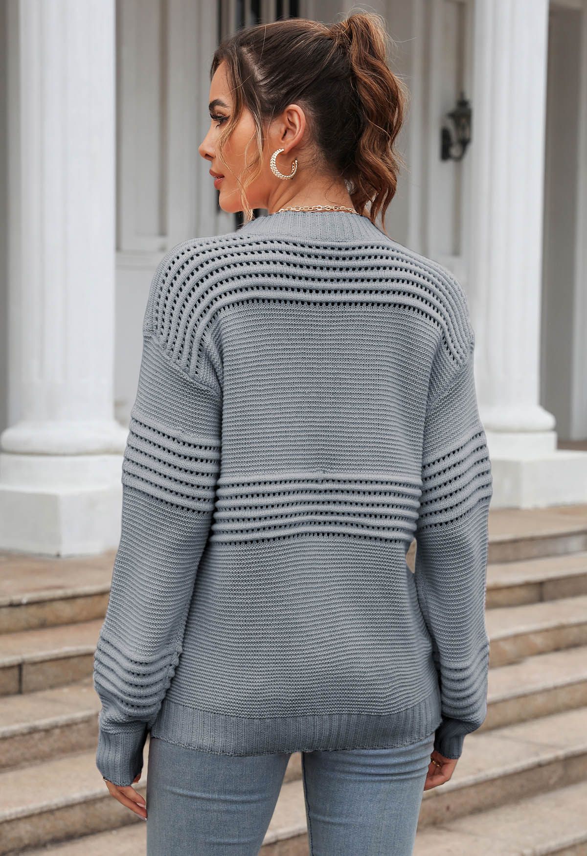 Gestreifter, durchbrochener Strickpullover in Grau