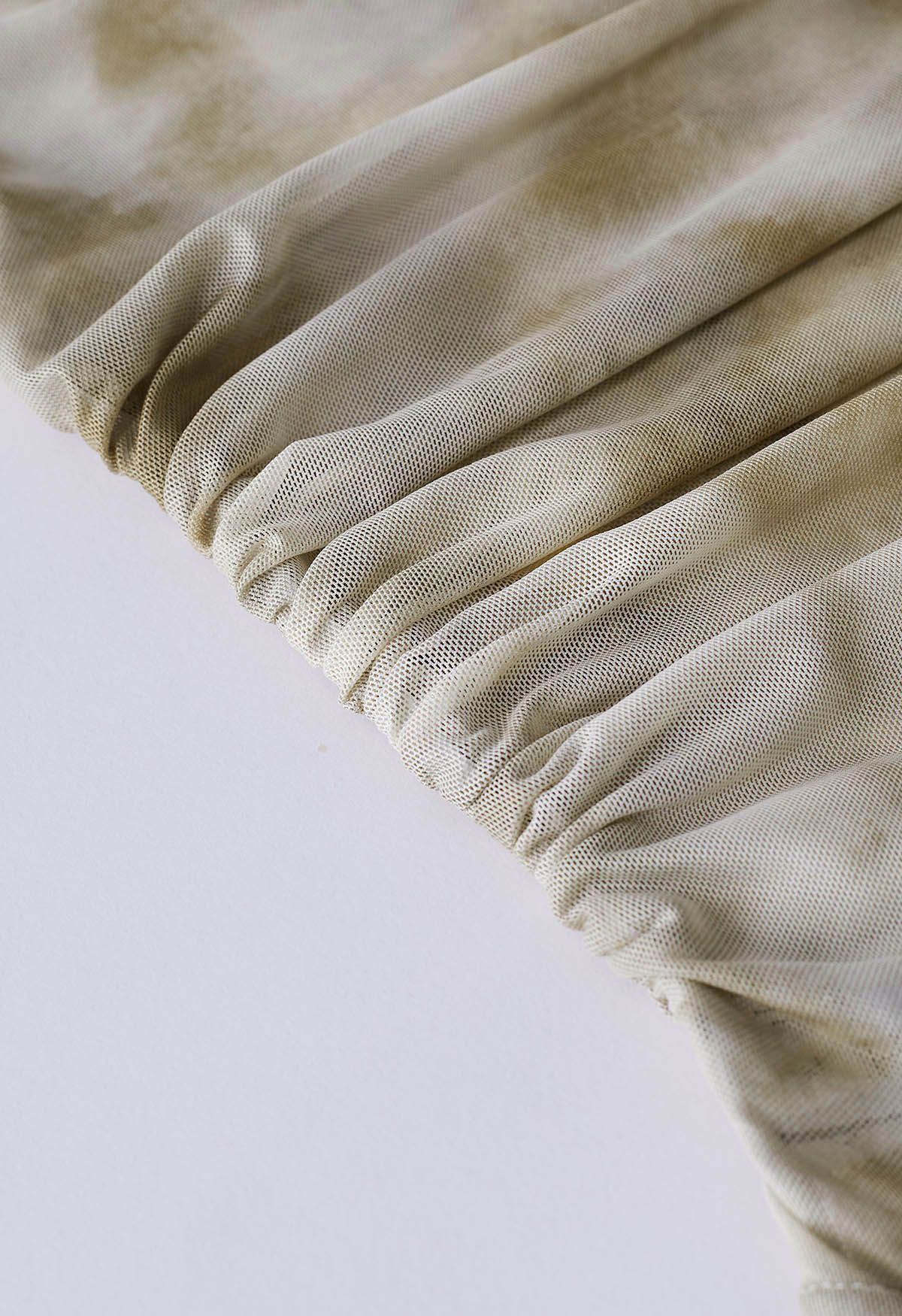 Off-Shoulder-Oberteil aus weichem Mesh mit Batikmuster und Rüschen in Khaki