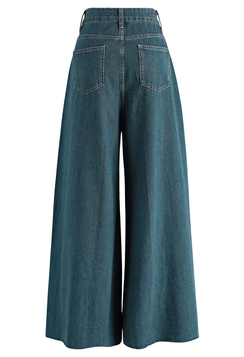 Jeans mit weitem Bein und aufgesetzten Taschen und ausgefranstem Saum