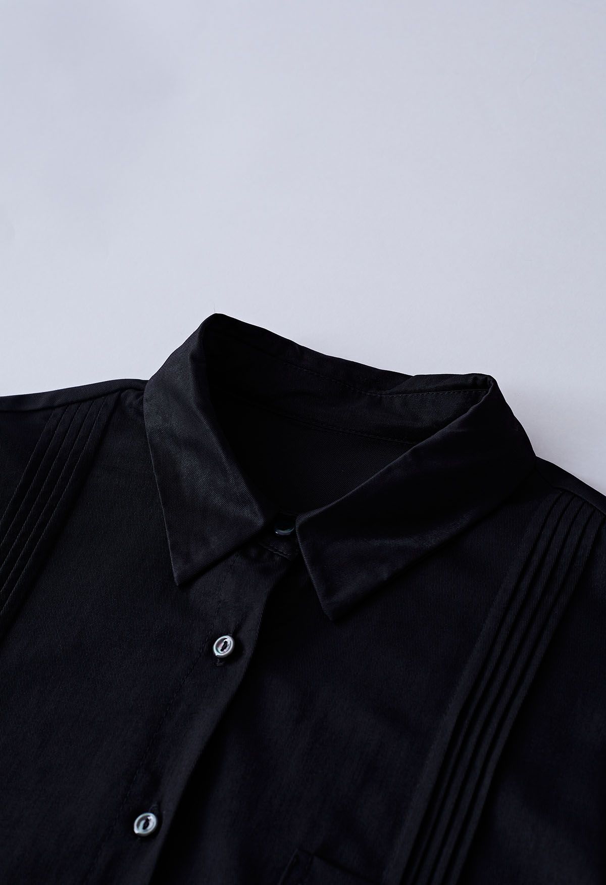 Schlankes Button-Down-Hemd mit Biesen-Detail in Schwarz