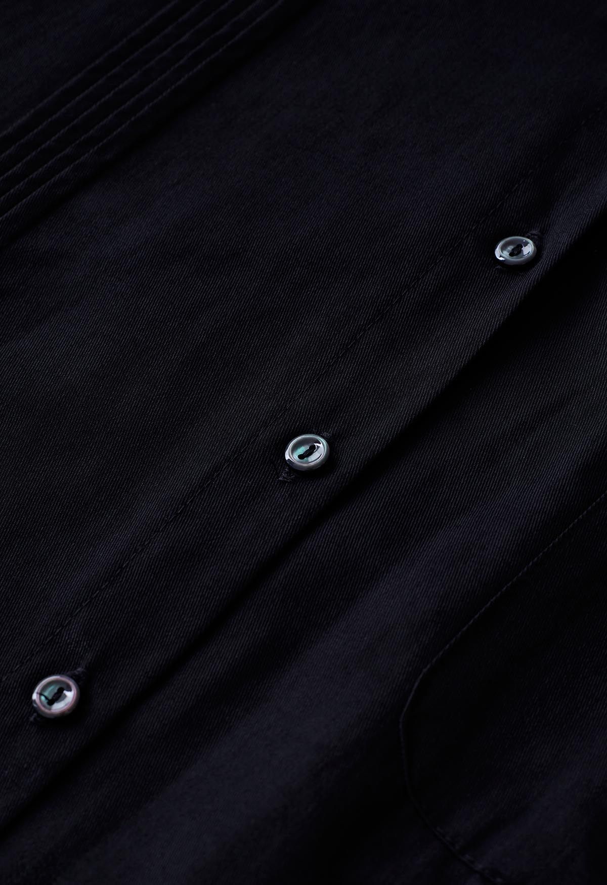 Schlankes Button-Down-Hemd mit Biesen-Detail in Schwarz