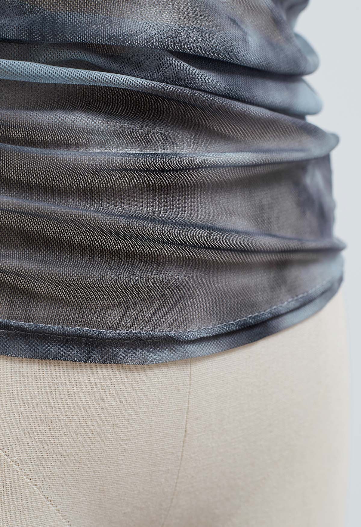 Off-Shoulder-Oberteil aus weichem Mesh mit Batikmuster und Rüschen in Grau