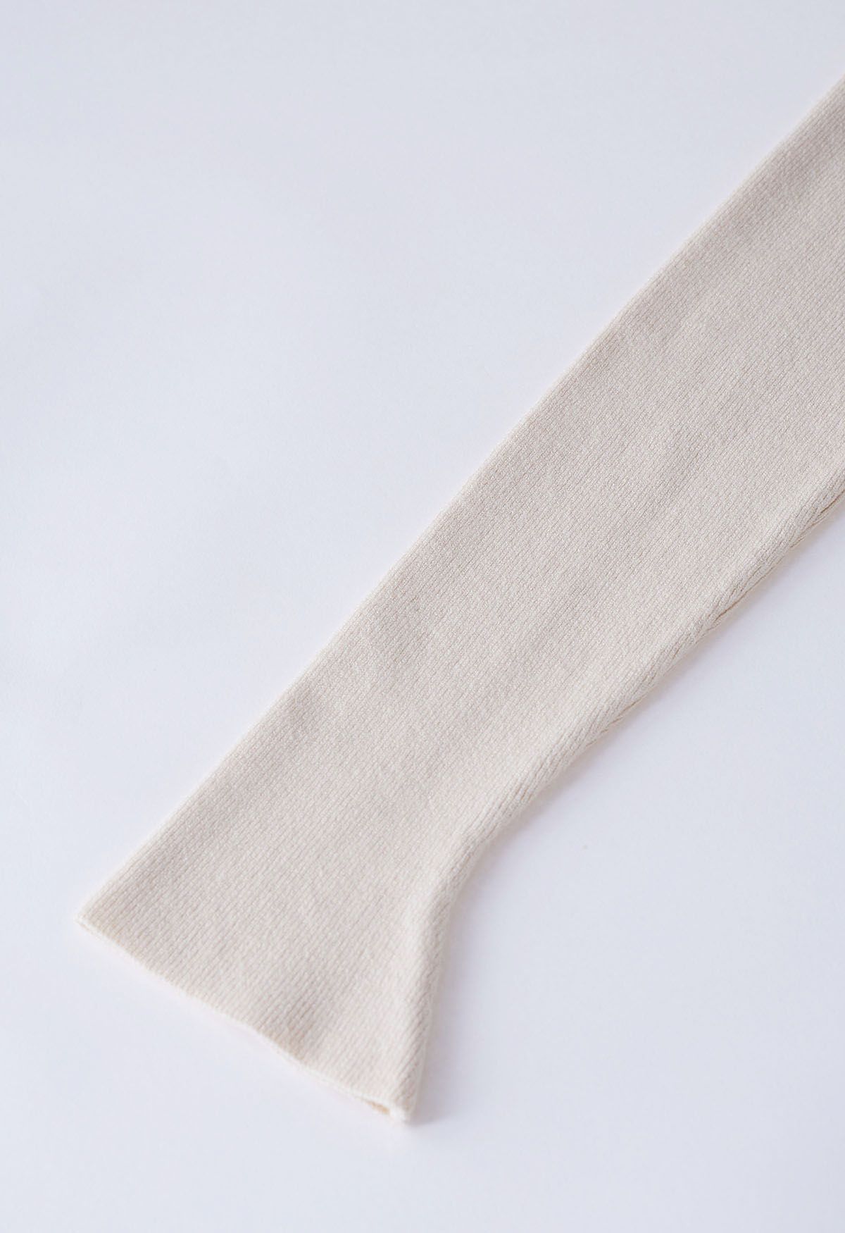 Tailliertes Strickoberteil mit eingekerbtem Ausschnitt in Creme