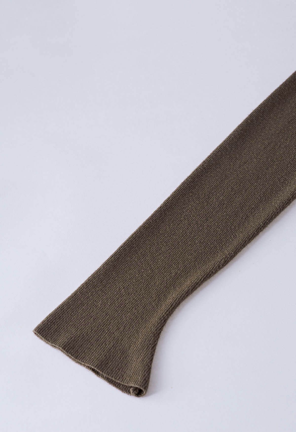 Tailliertes Strickoberteil mit eingekerbtem Ausschnitt in Taupe