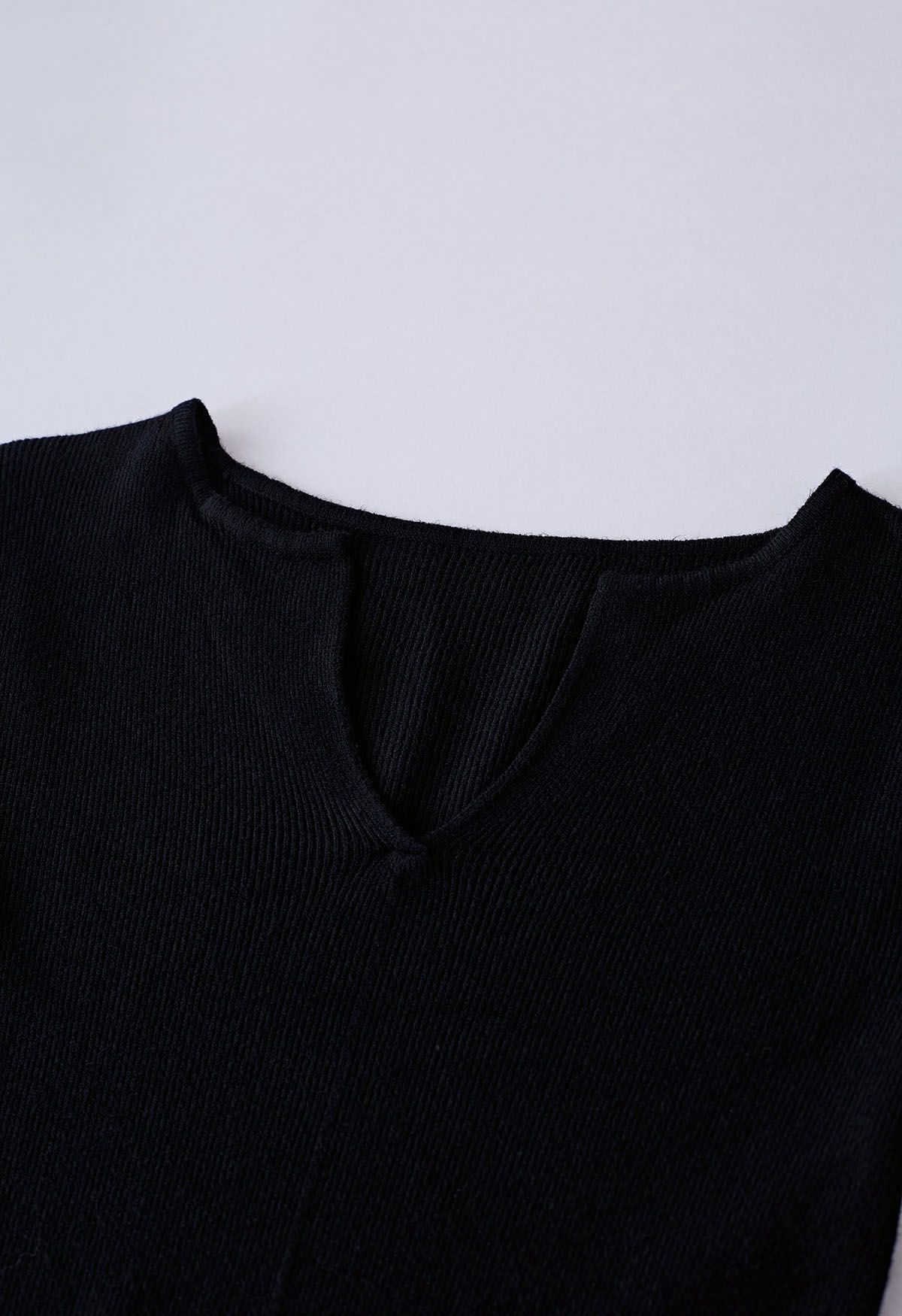 Tailliertes Strickoberteil mit eingekerbtem Ausschnitt in Schwarz