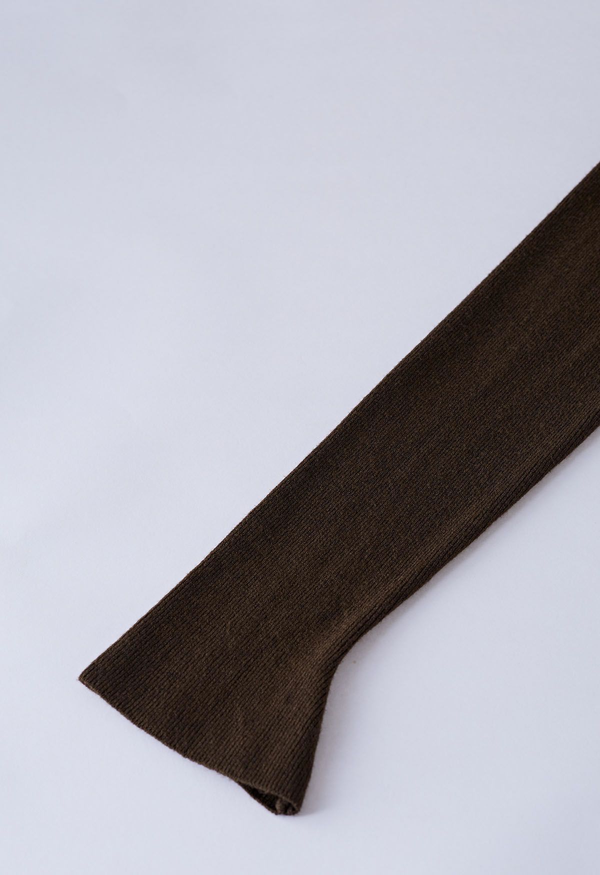 Tailliertes Strickoberteil mit eingekerbtem Ausschnitt in Braun