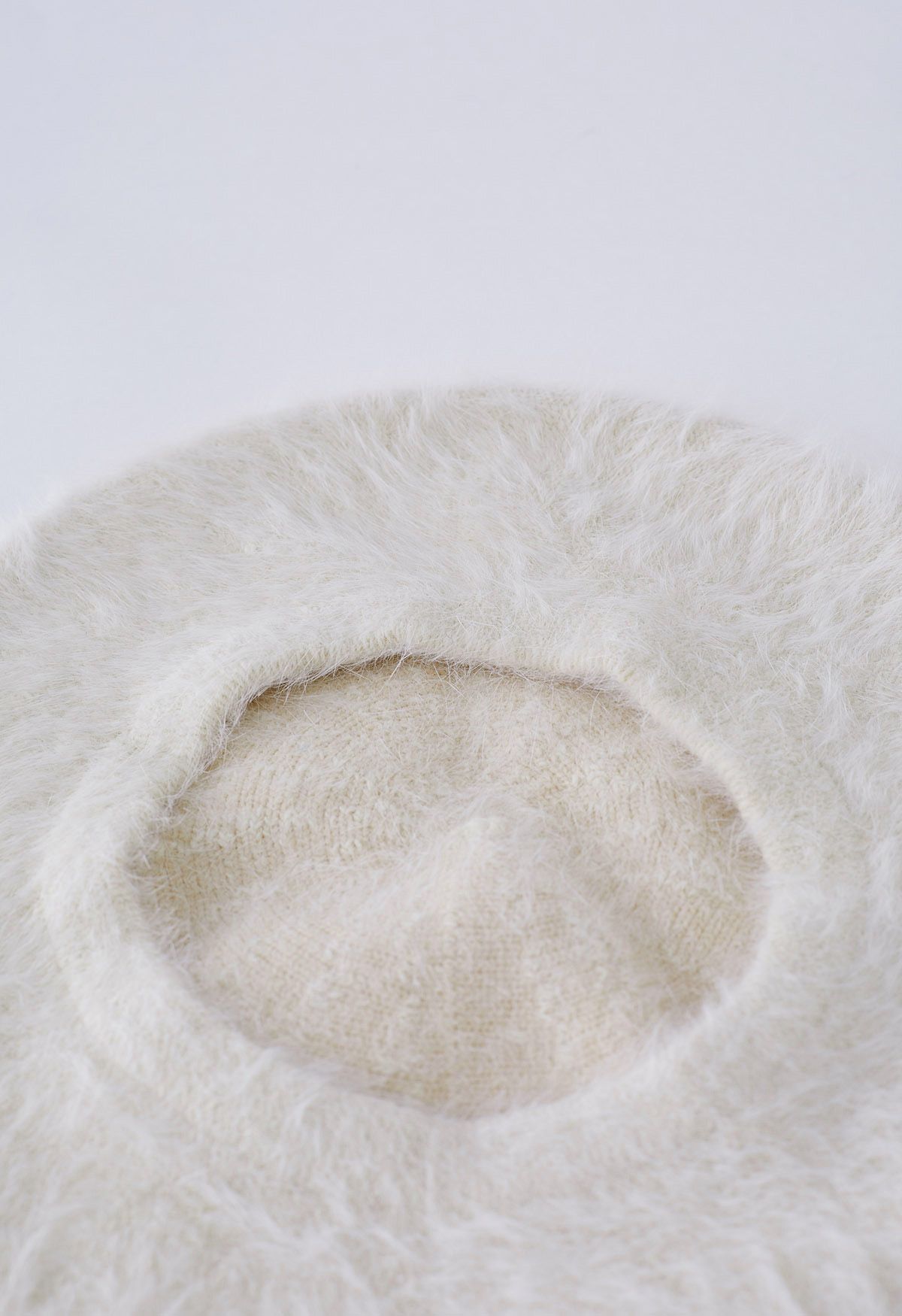 Ultraweiche, flauschige Baskenmütze in reiner Farbe in Creme